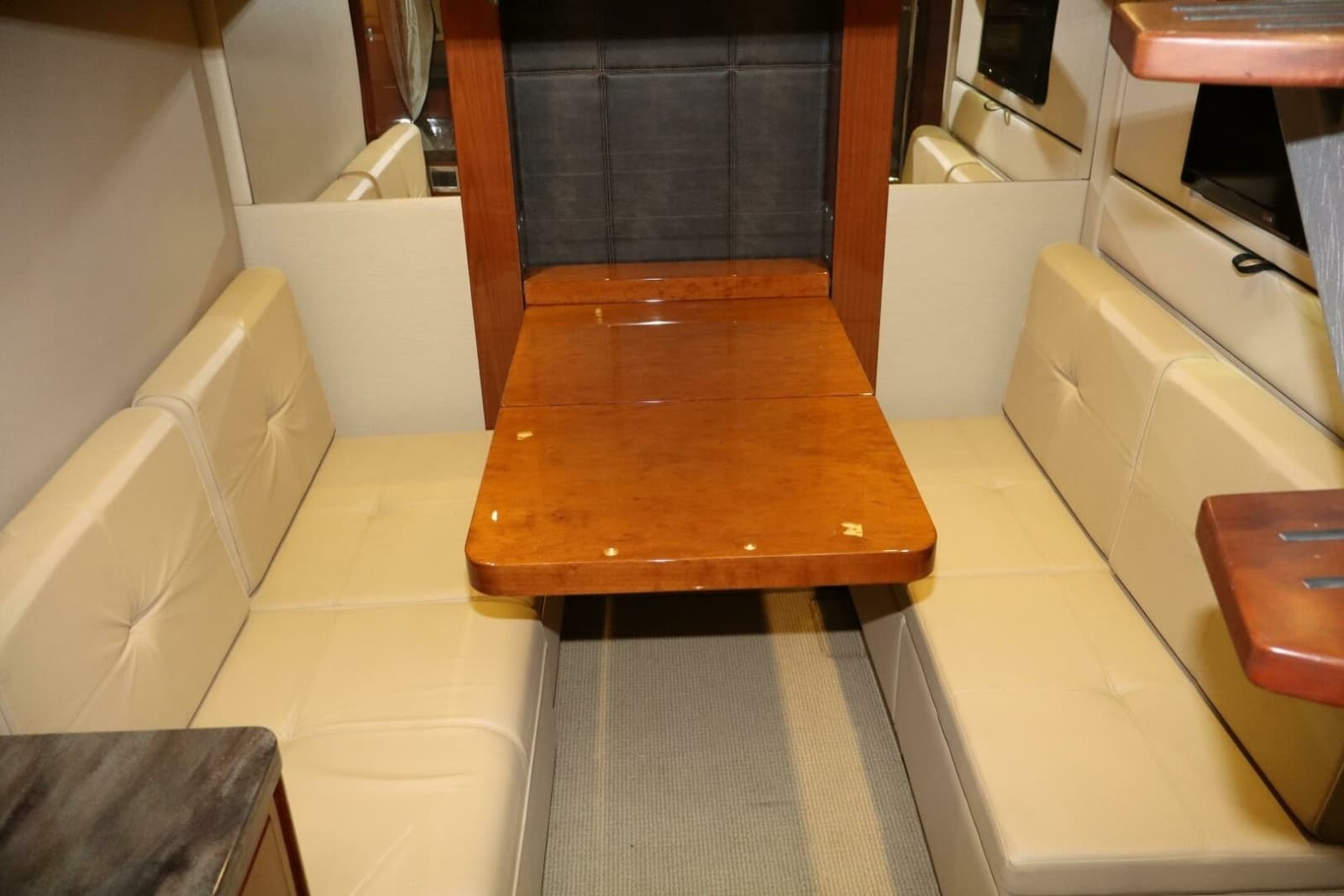 2015 Sea Ray 410 Sundancer - Photo 19