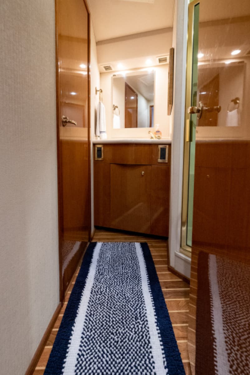 2003 Viking 45 Convertible - Photo 33