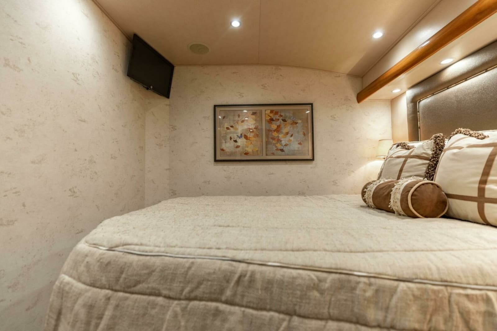 2013 Viking 76 Convertible - Photo 38