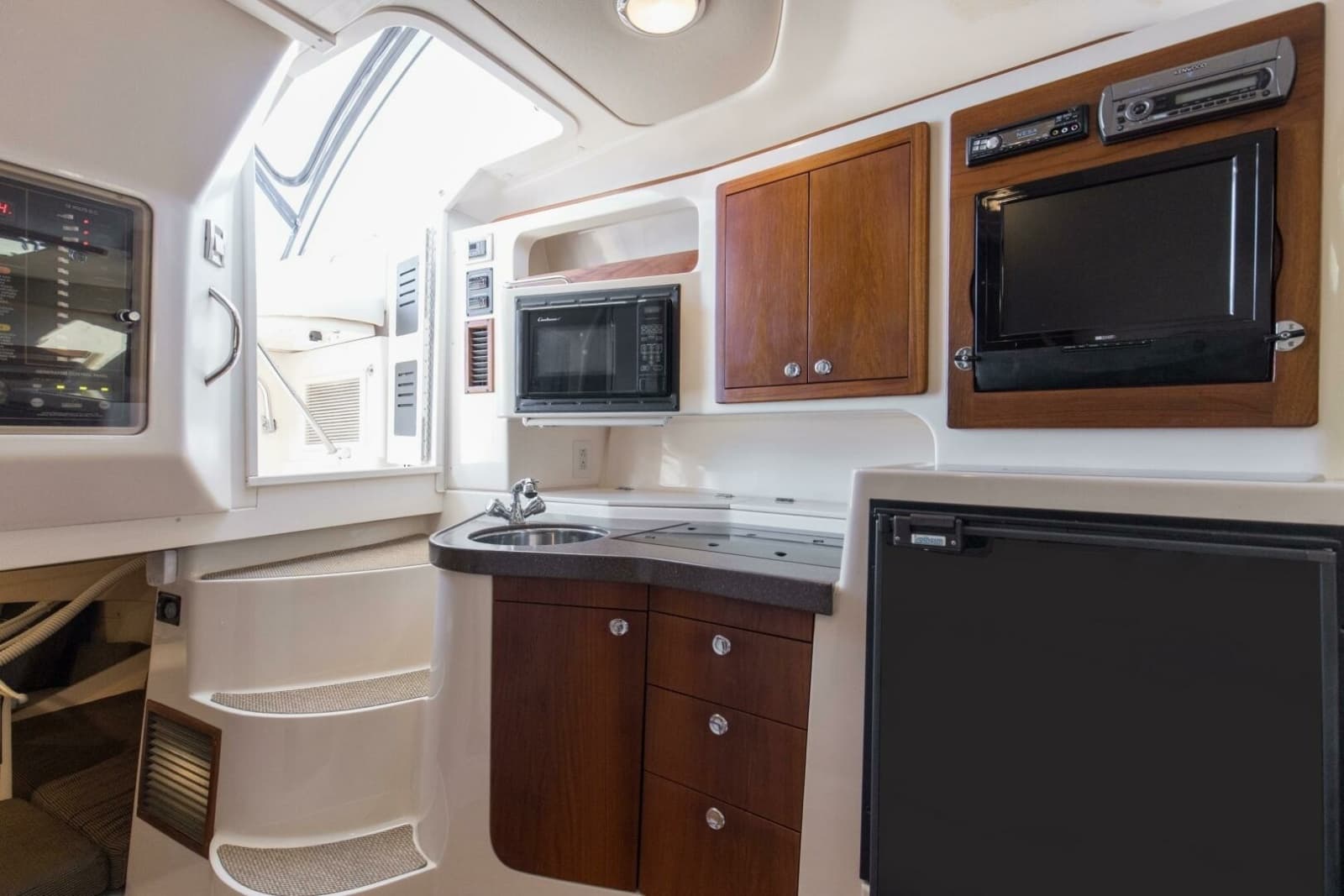 2009 Grady-White 330 Express - Photo 2