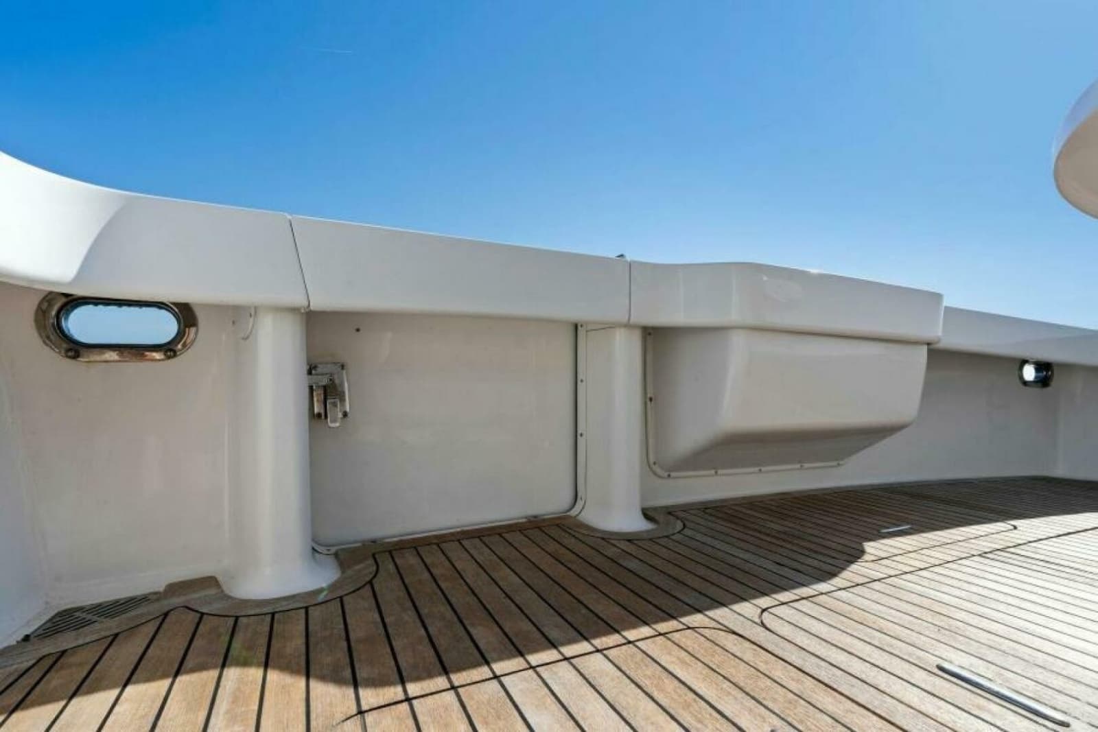 2003 Viking 48 Convertible - Photo 9
