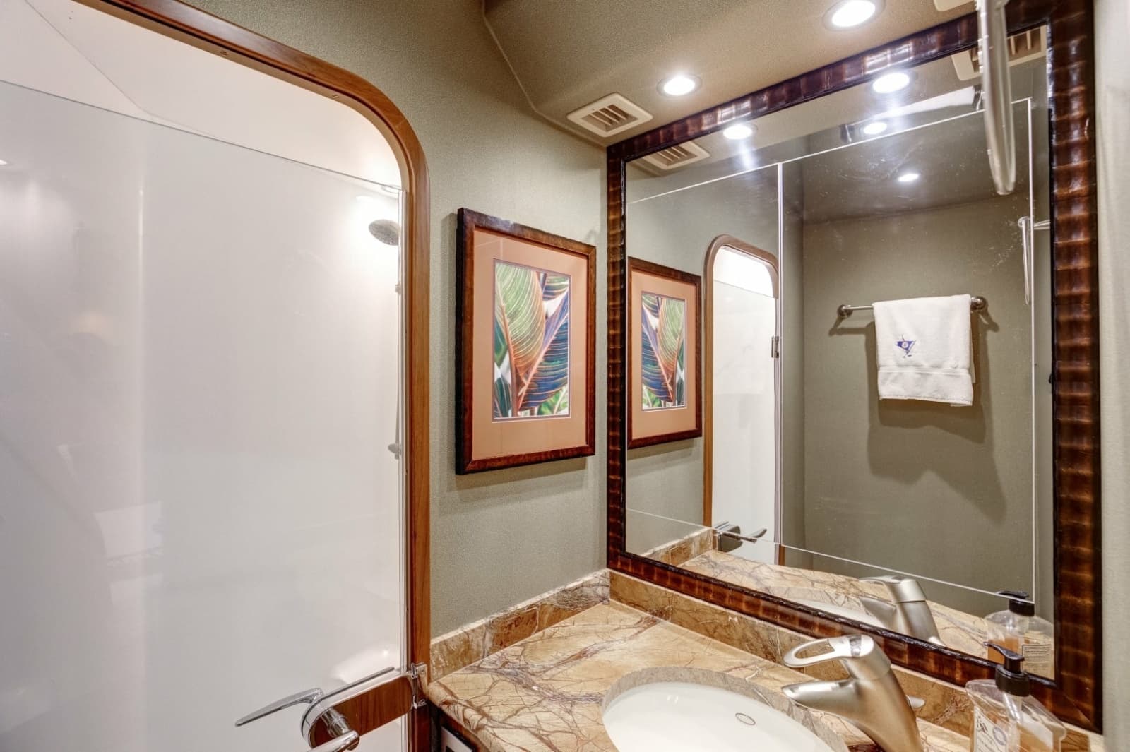 2010 Viking 82 Convertible - Photo 27