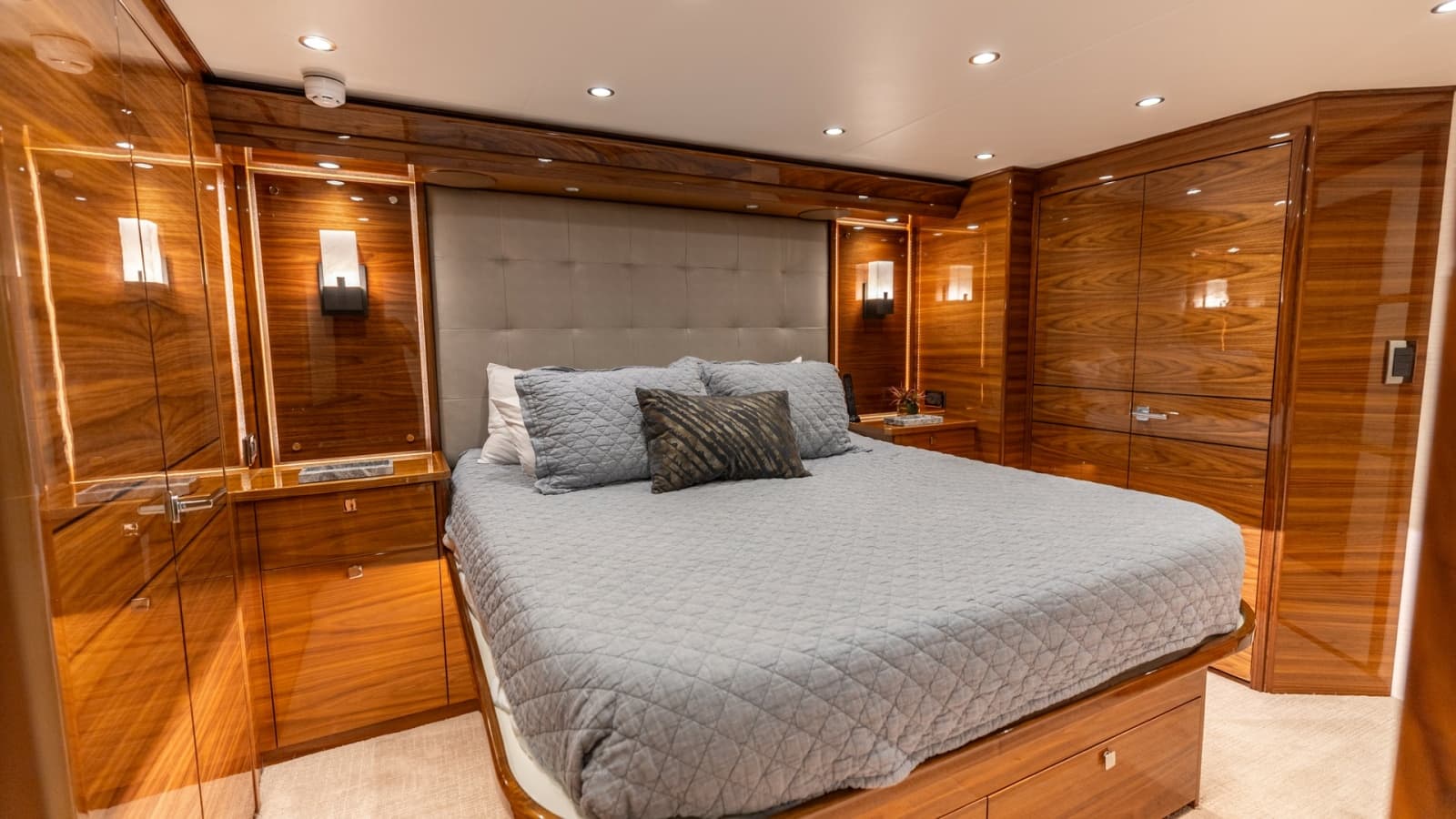 2025 Viking 74 Convertible - Photo 17