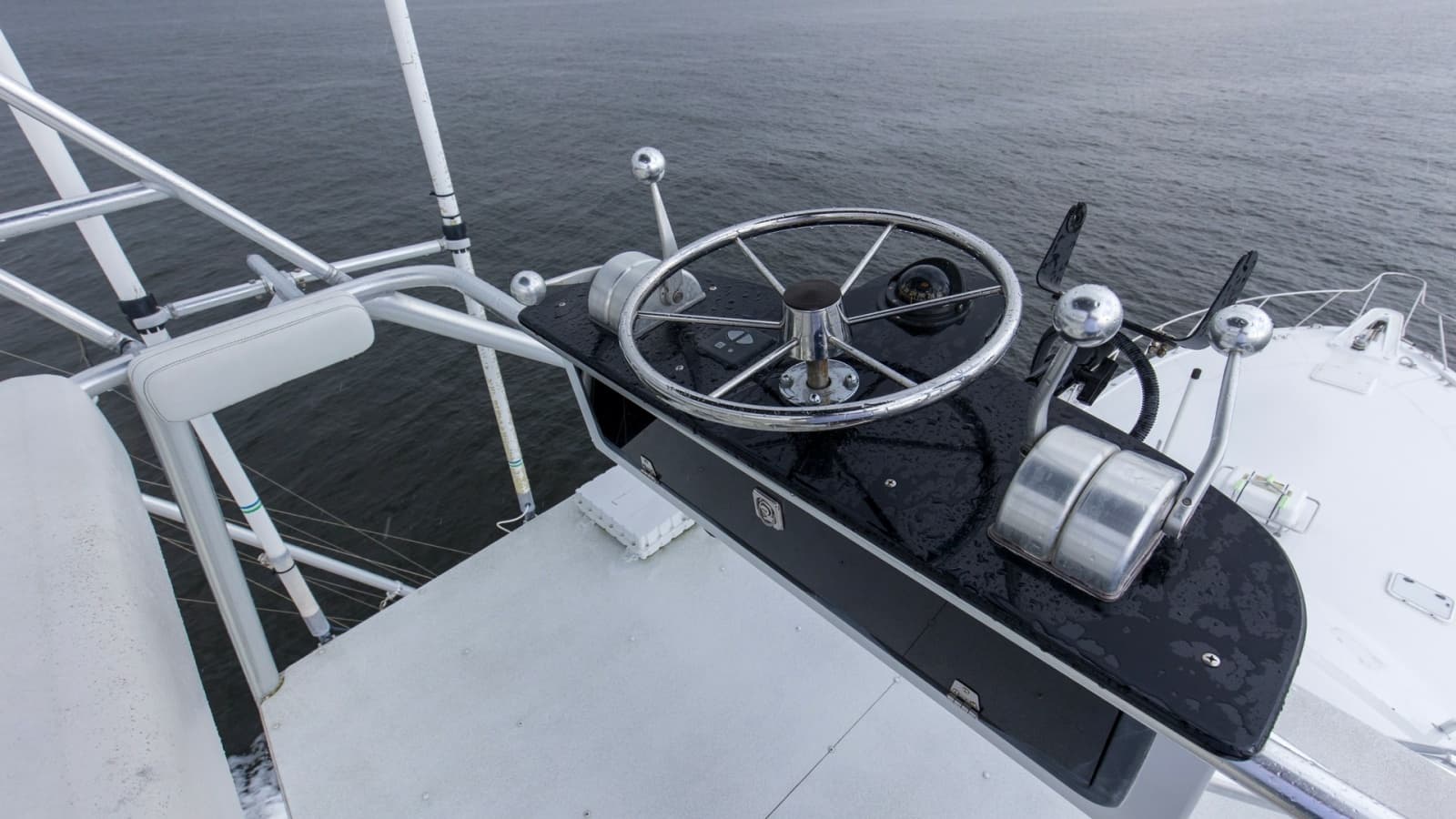 1999 Hatteras 60 Enclosed Bridge Convertible - Photo 32