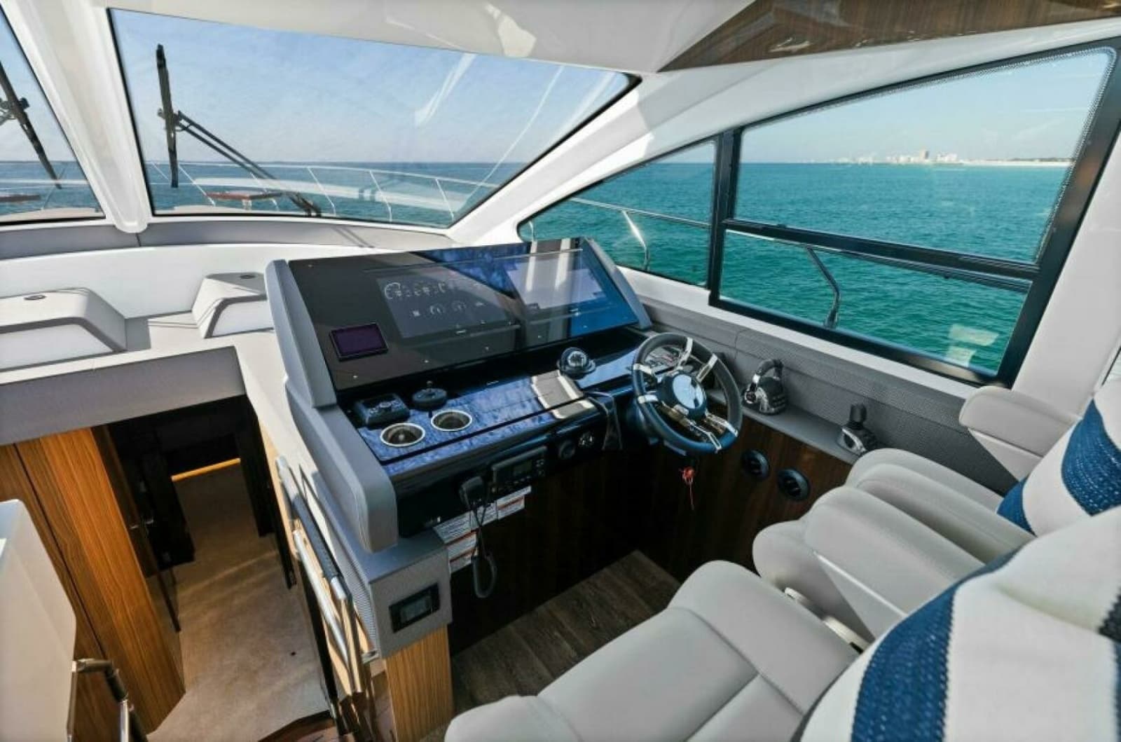 2023 Cruisers Yachts 60 Cantius Fly - Photo 32