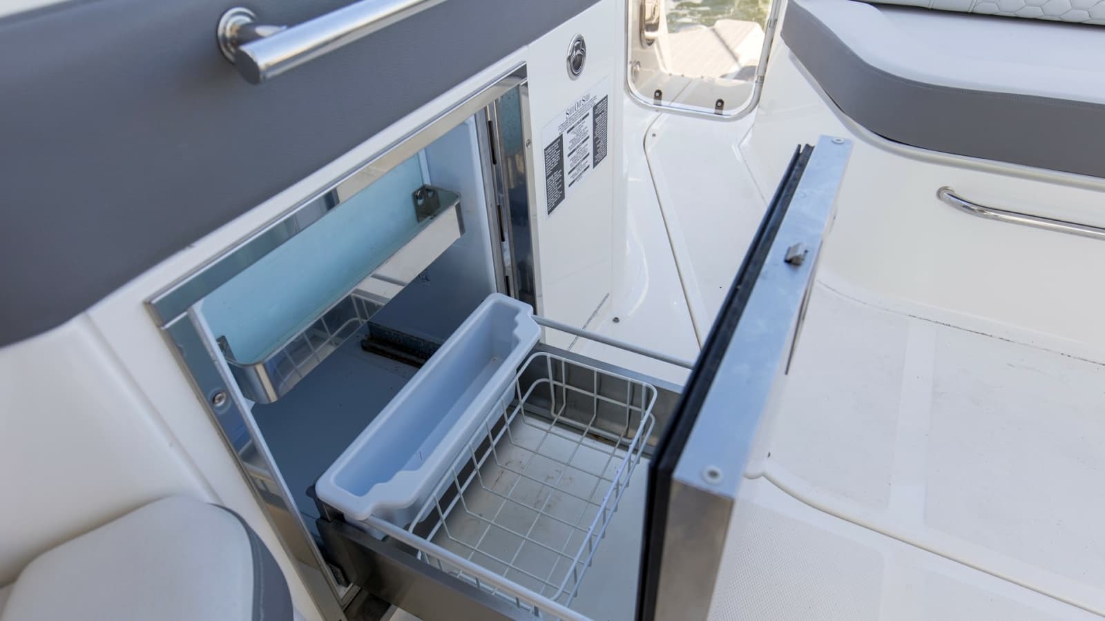 2022 Sea Ray 320 Sundancer OB - Photo 21