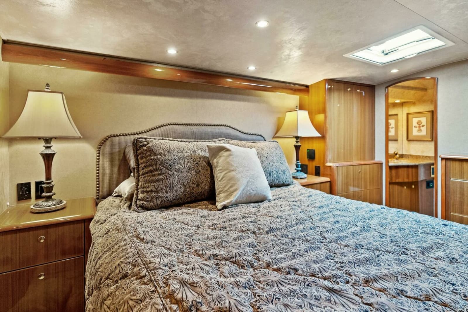 2006 Viking 61 Convertible - Photo 17