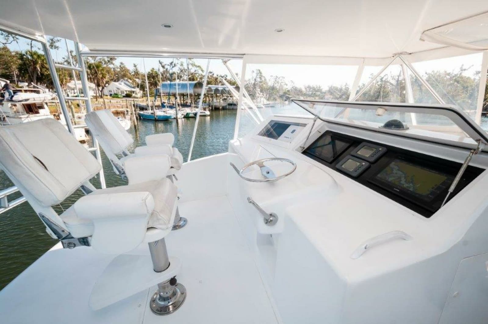 2001 Viking 61 Convertible - Photo 30