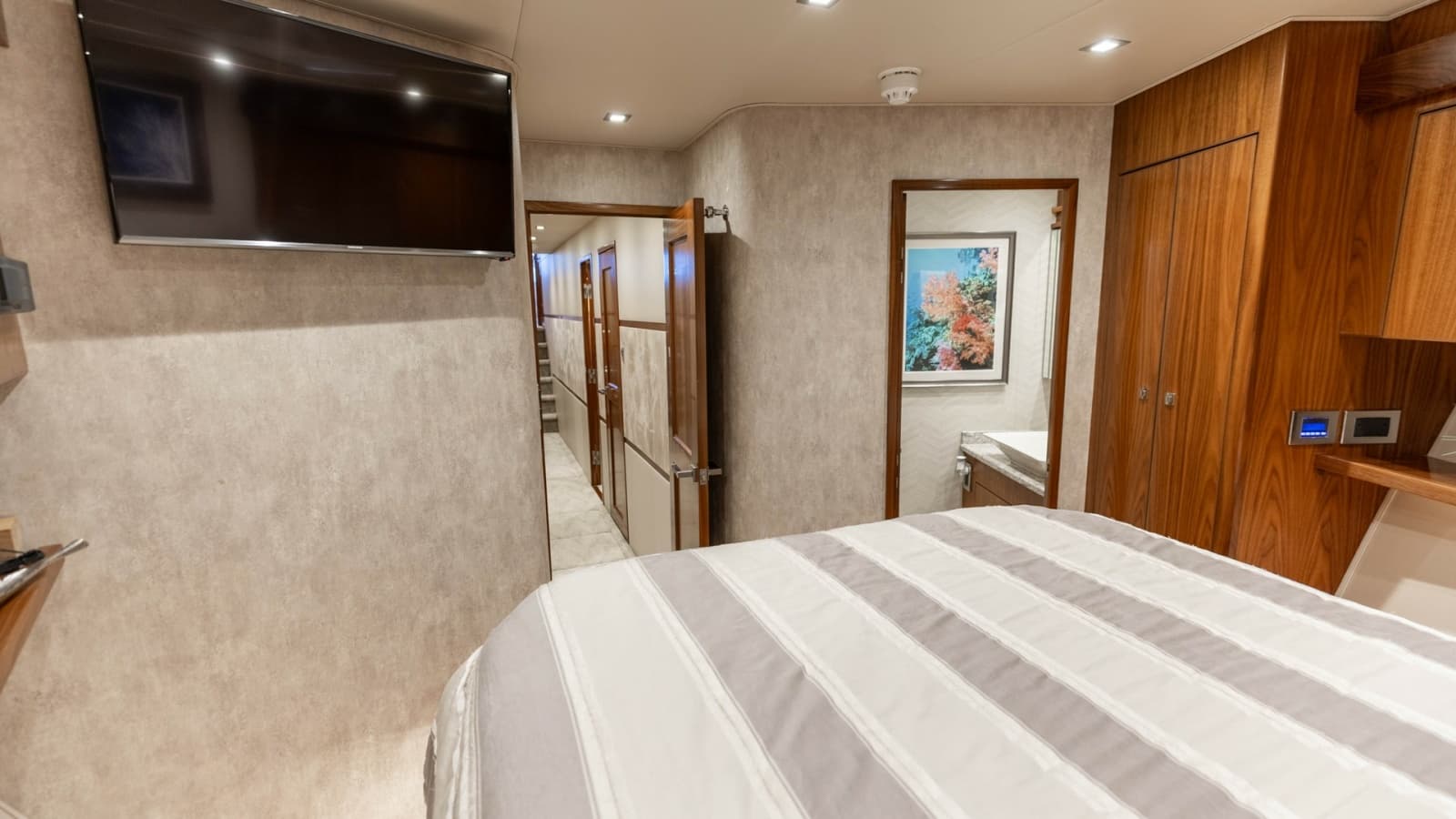 2016 Viking 80 Convertible - Photo 33