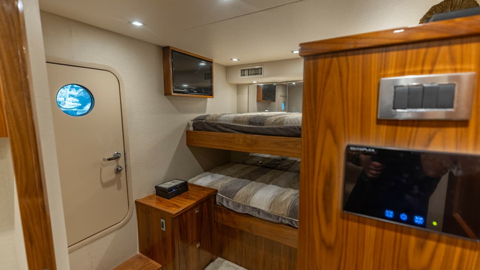 2018 Viking 72 Convertible - Photo 29