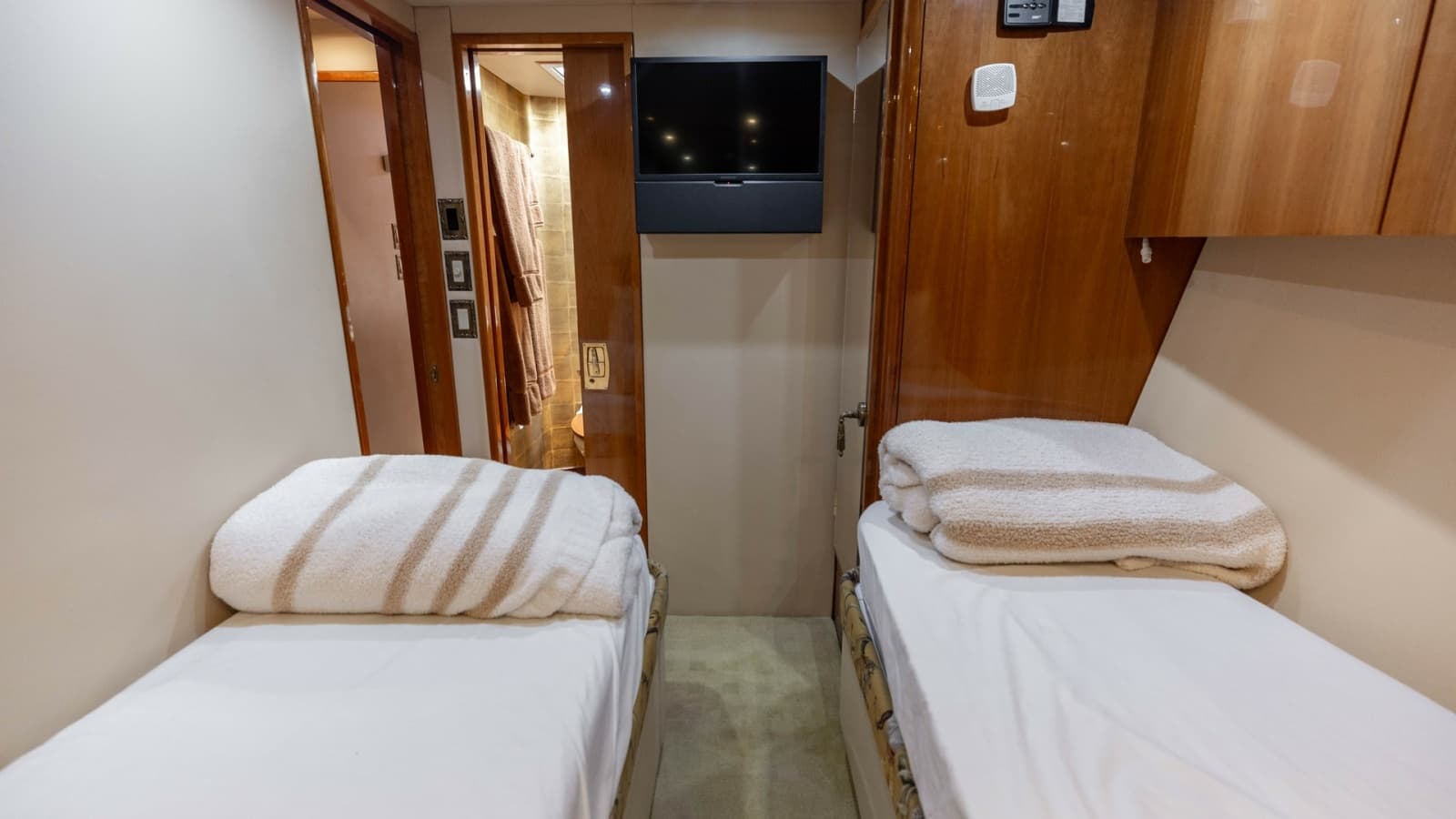 2007 Hatteras 68 Convertible - Photo 29