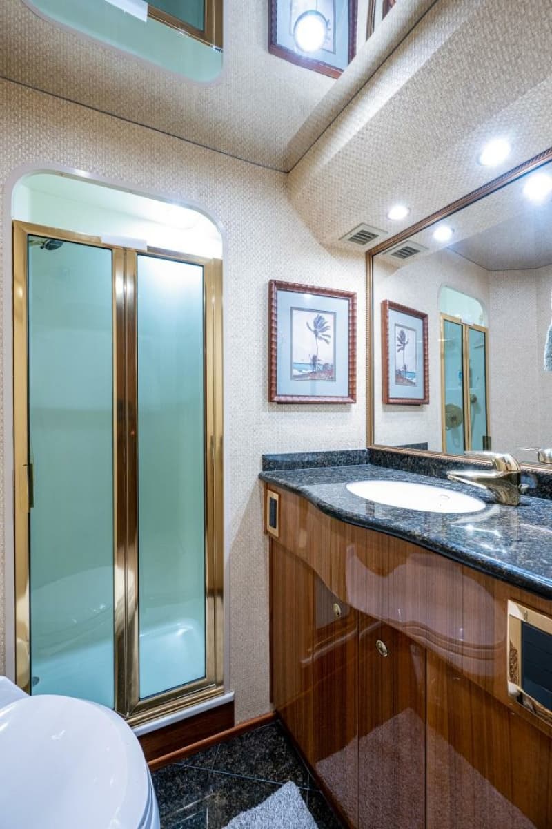 2005 Viking 74 Convertible - Photo 27