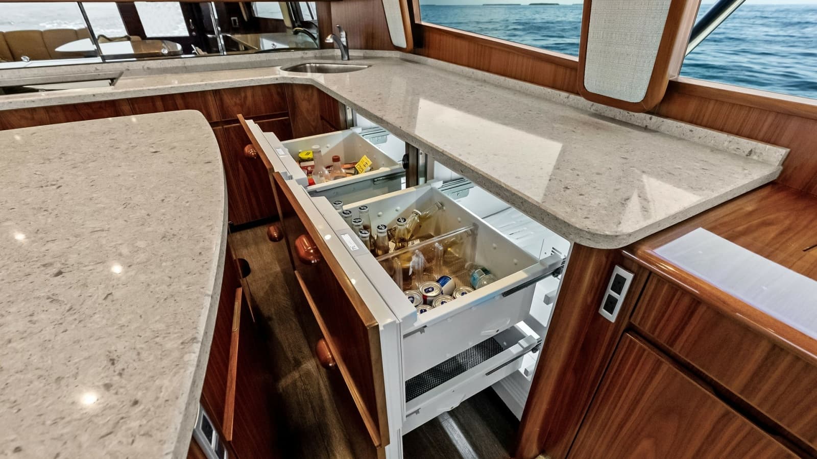 2018 Viking 62 Convertible - Photo 12
