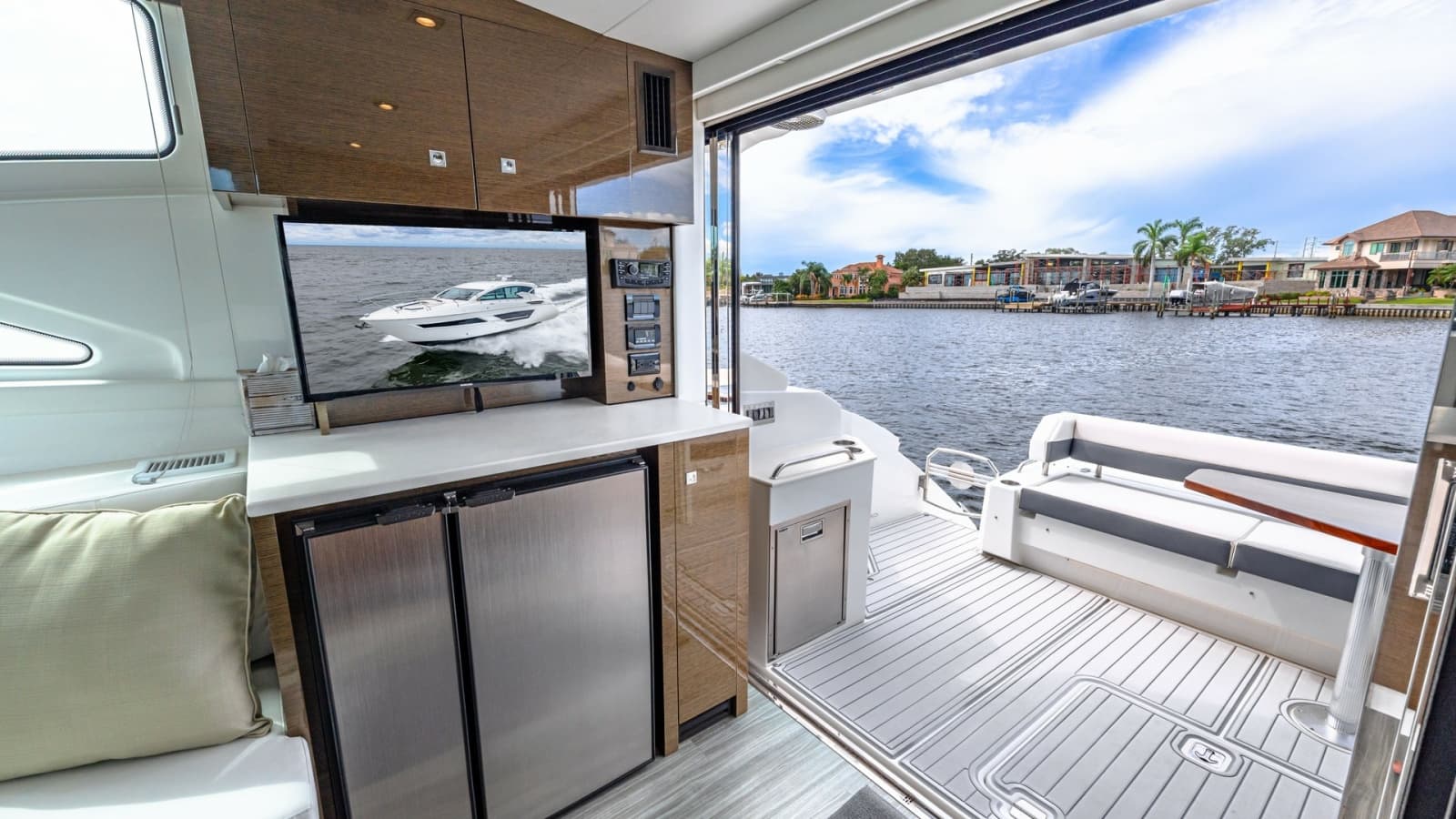 2019 Cruisers Yachts Cantius 46 - Photo 12