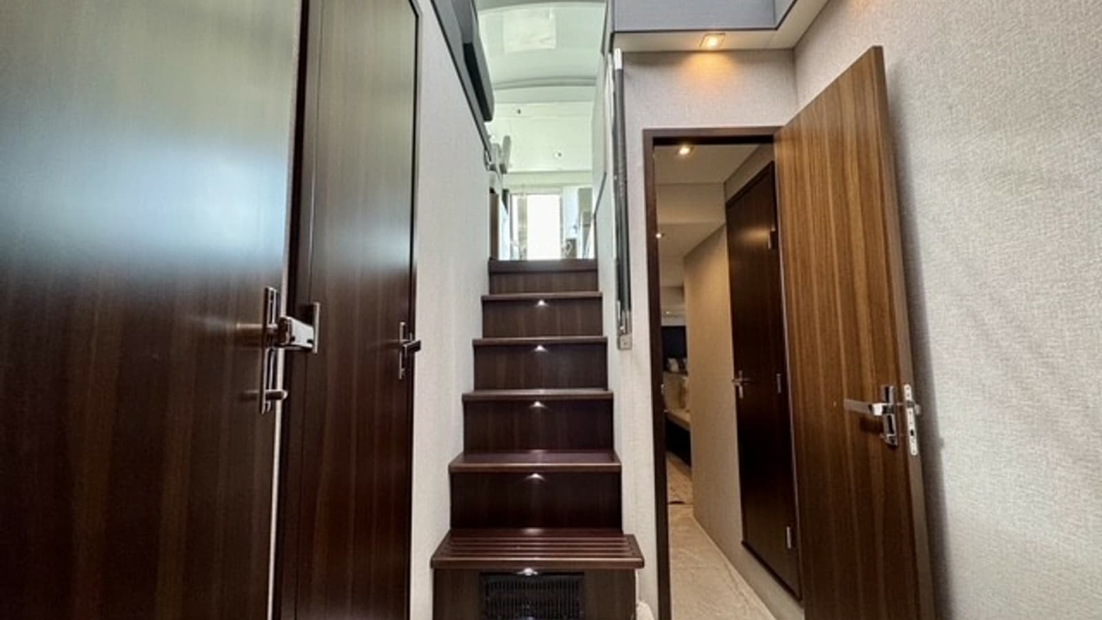2023 Cruisers Yachts 50 Cantius - Photo 18