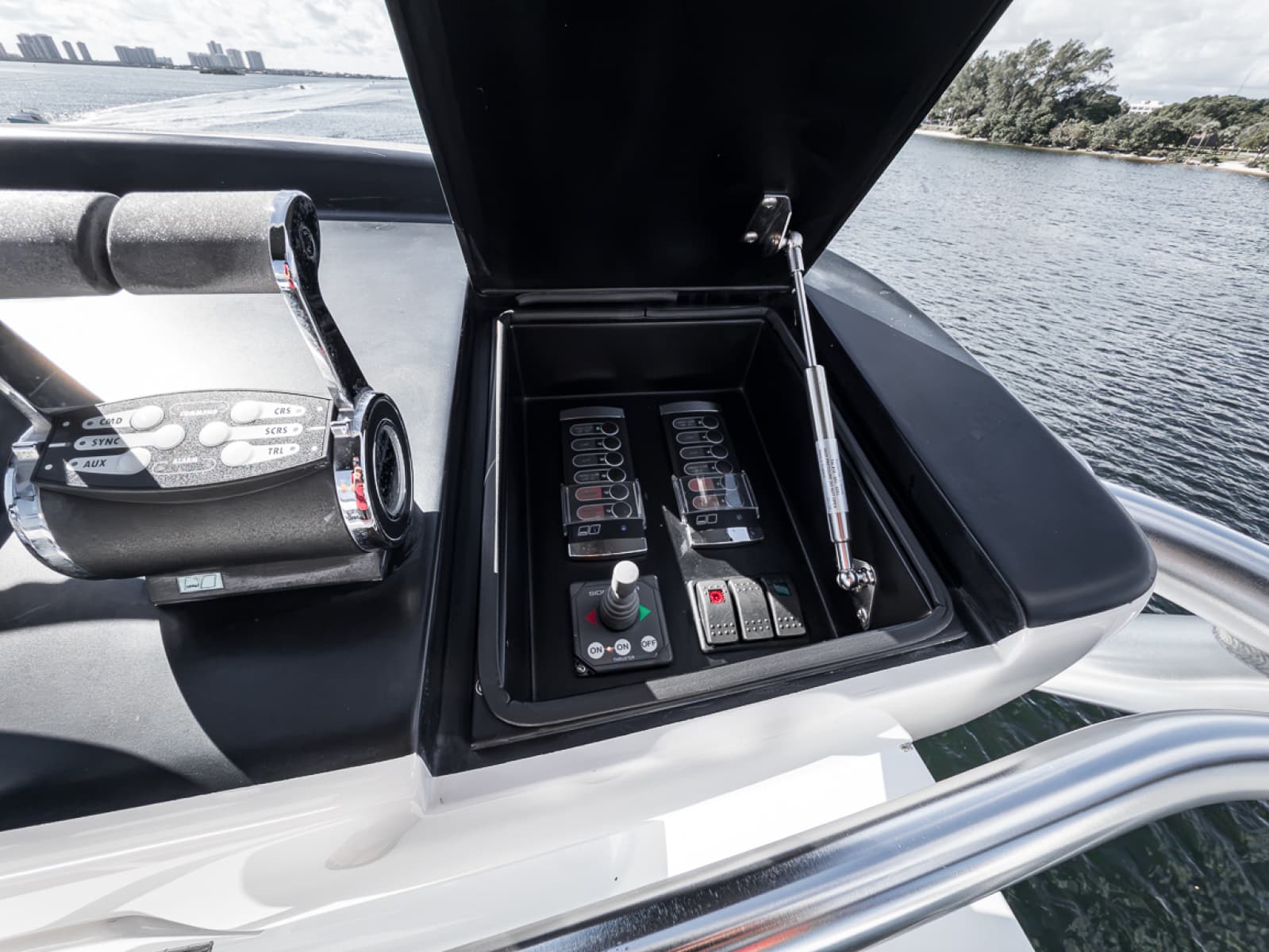 2020 Viking 68 Convertible - Photo 48