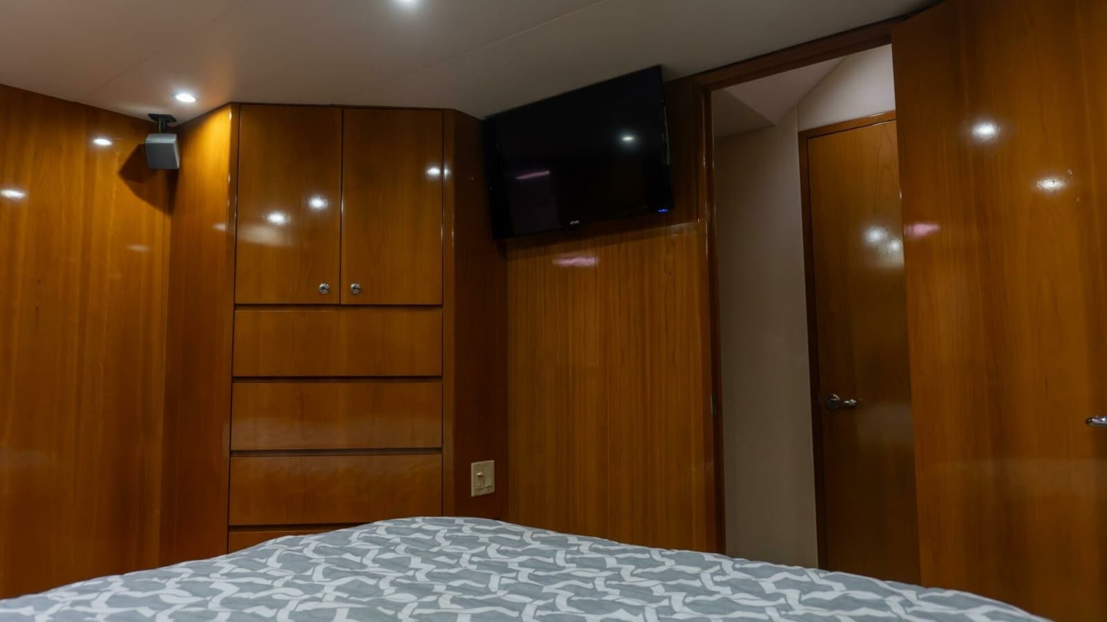 2001 Hatteras 60 Convertible - Photo 24