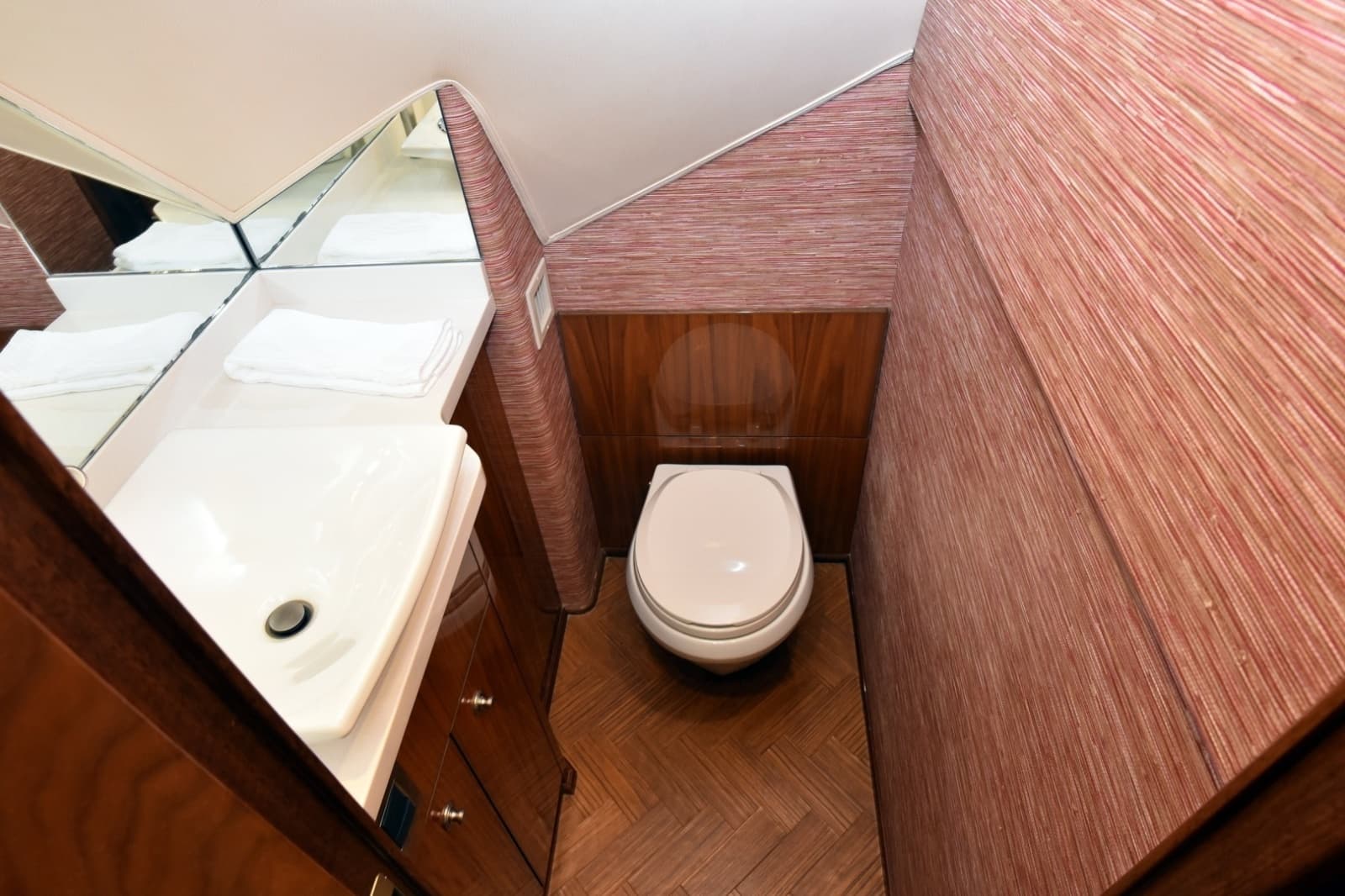 2019 Viking 80 Skybridge - Photo 55