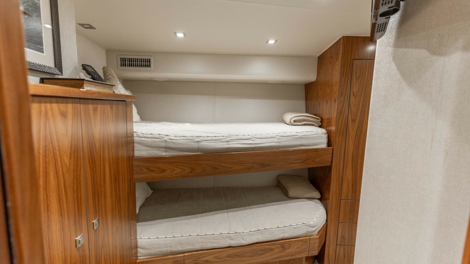 2016 Viking 80 Convertible - Photo 38