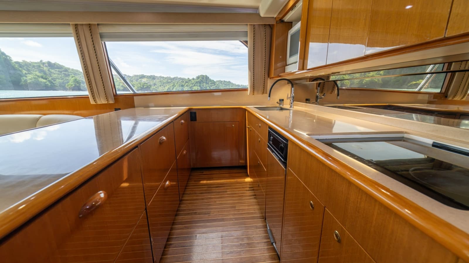 2002 Viking 61 Convertible - Photo 11