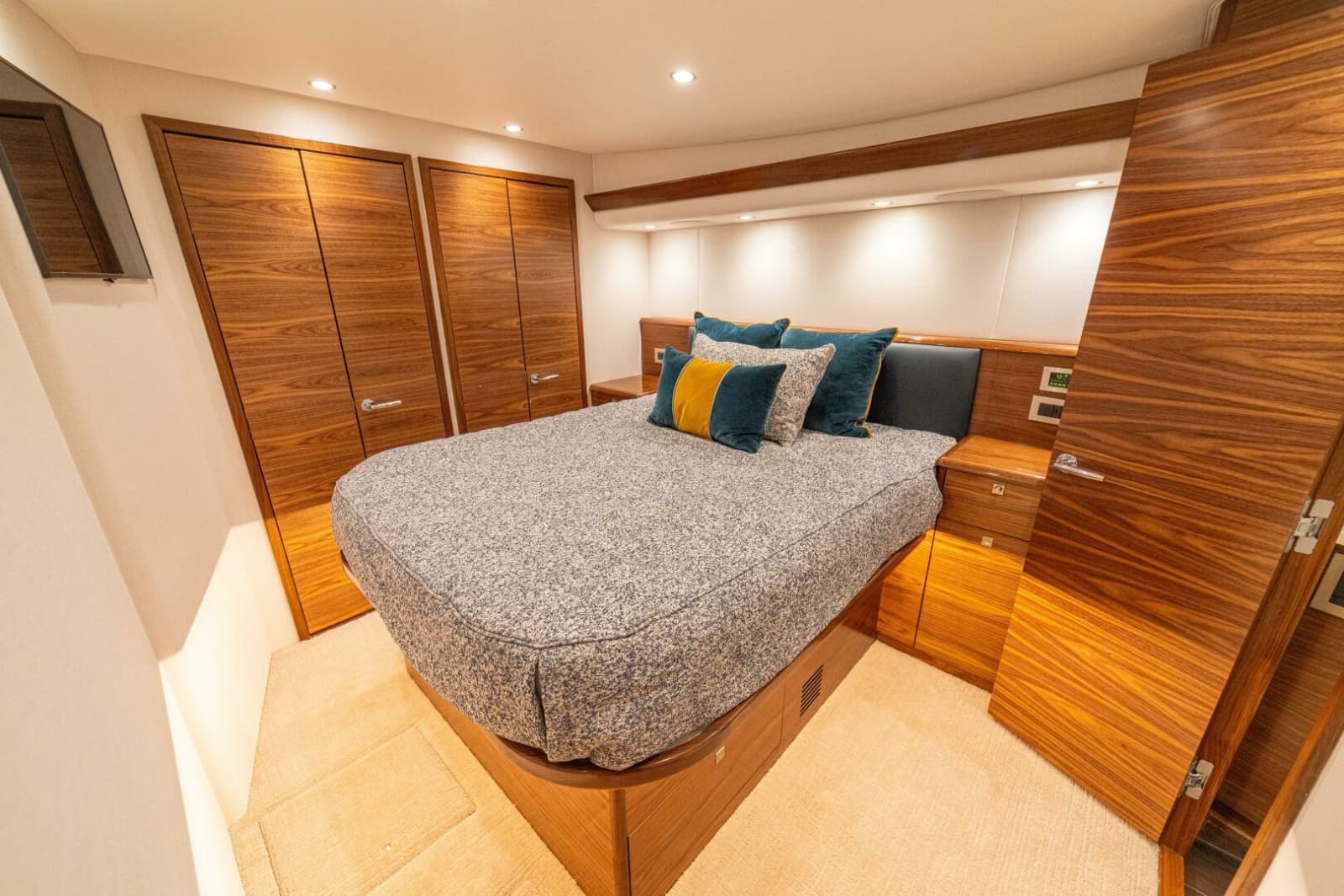 2025 Viking 58 Convertible - Photo 17