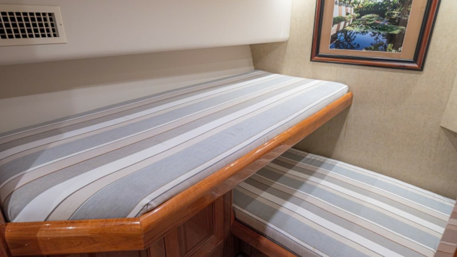 2005 Viking 61 Convertible - Photo 21