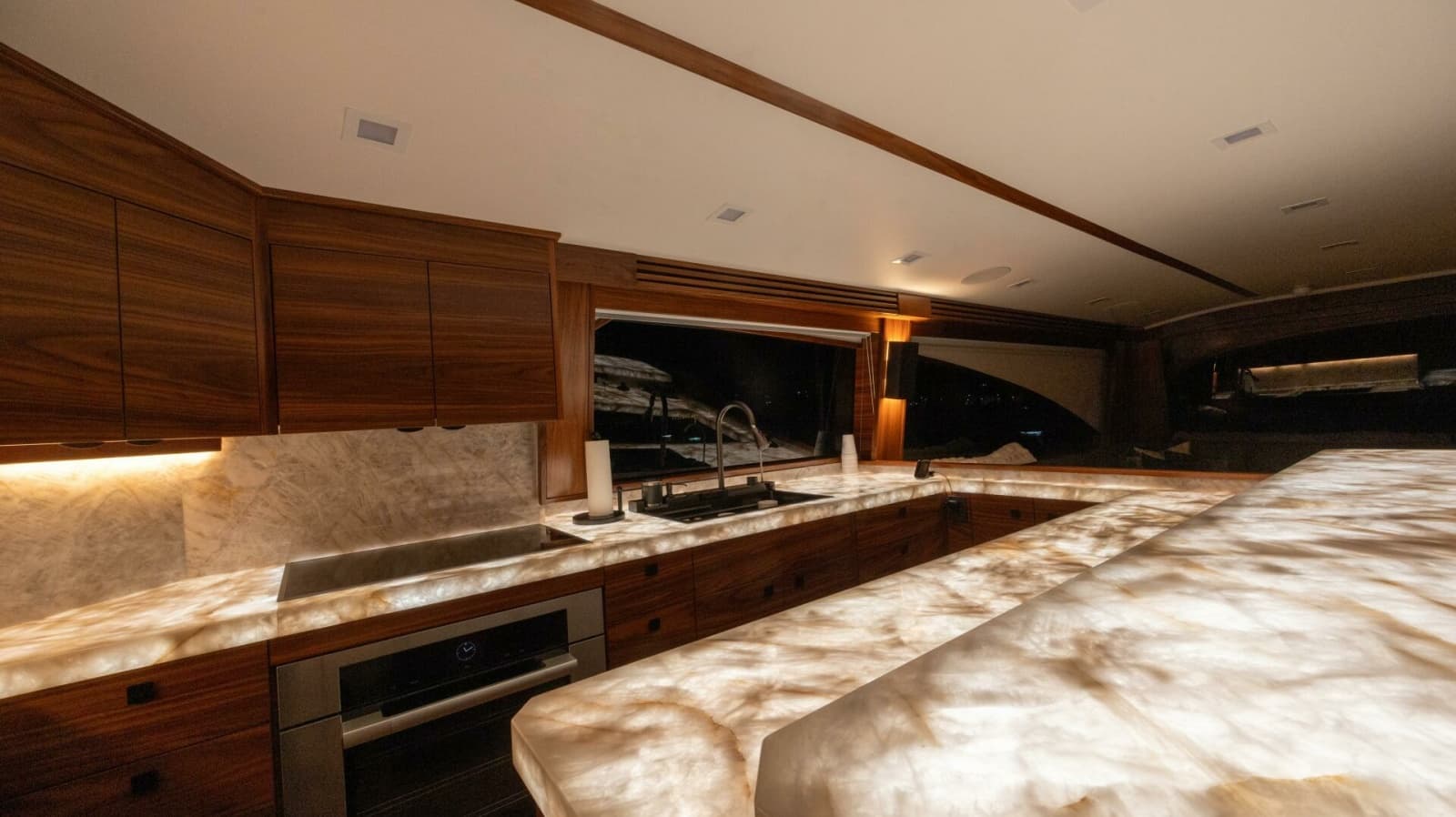 2025 Viking 82 Convertible - Photo 11
