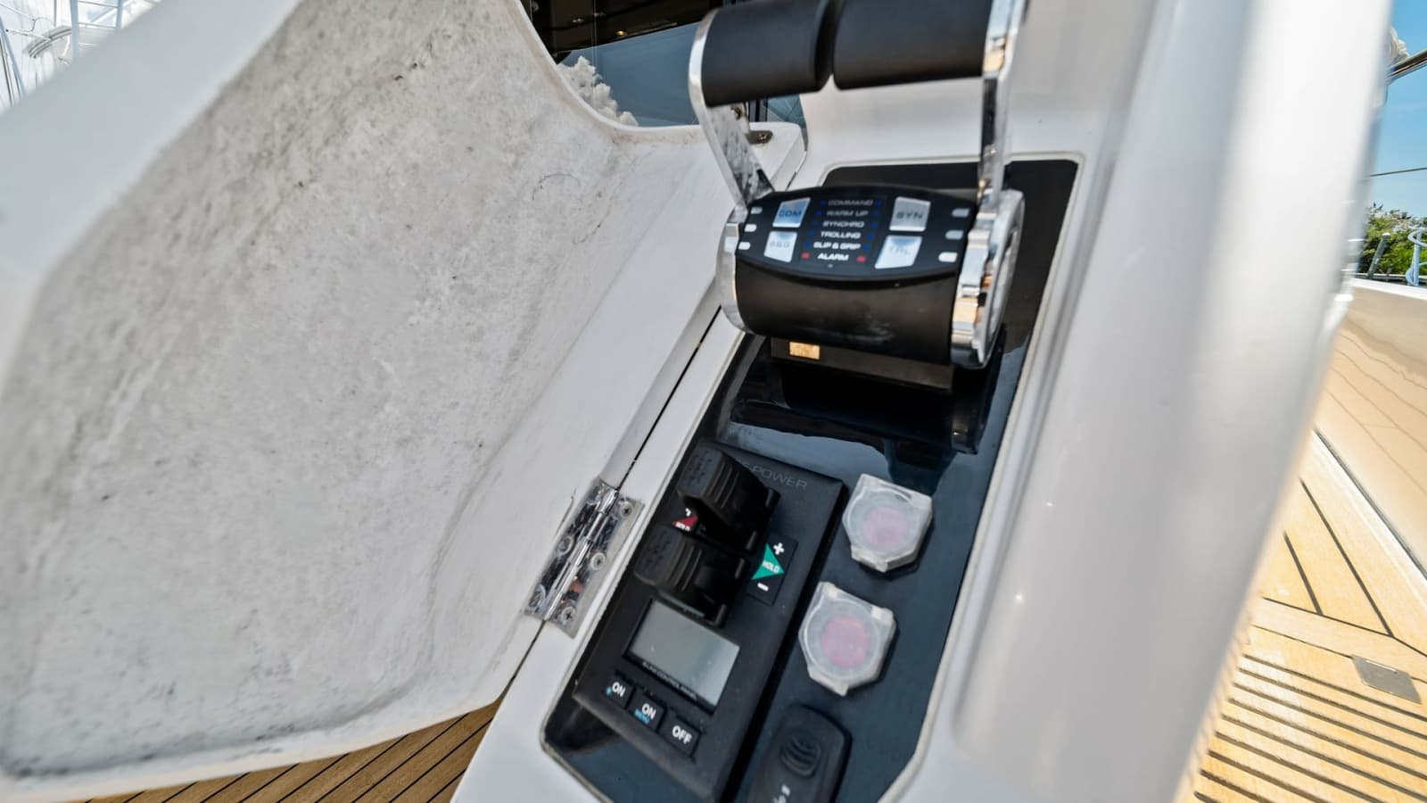 2019 Princess V65 - Photo 63
