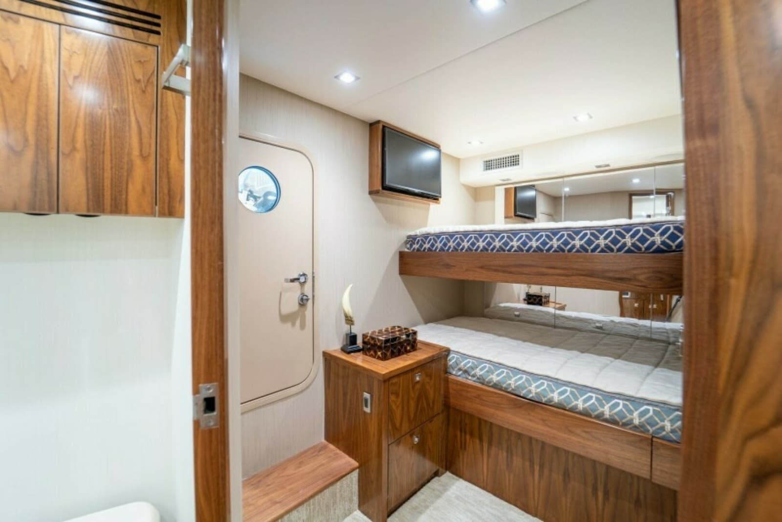 2018 Viking 72 Convertible - Photo 48