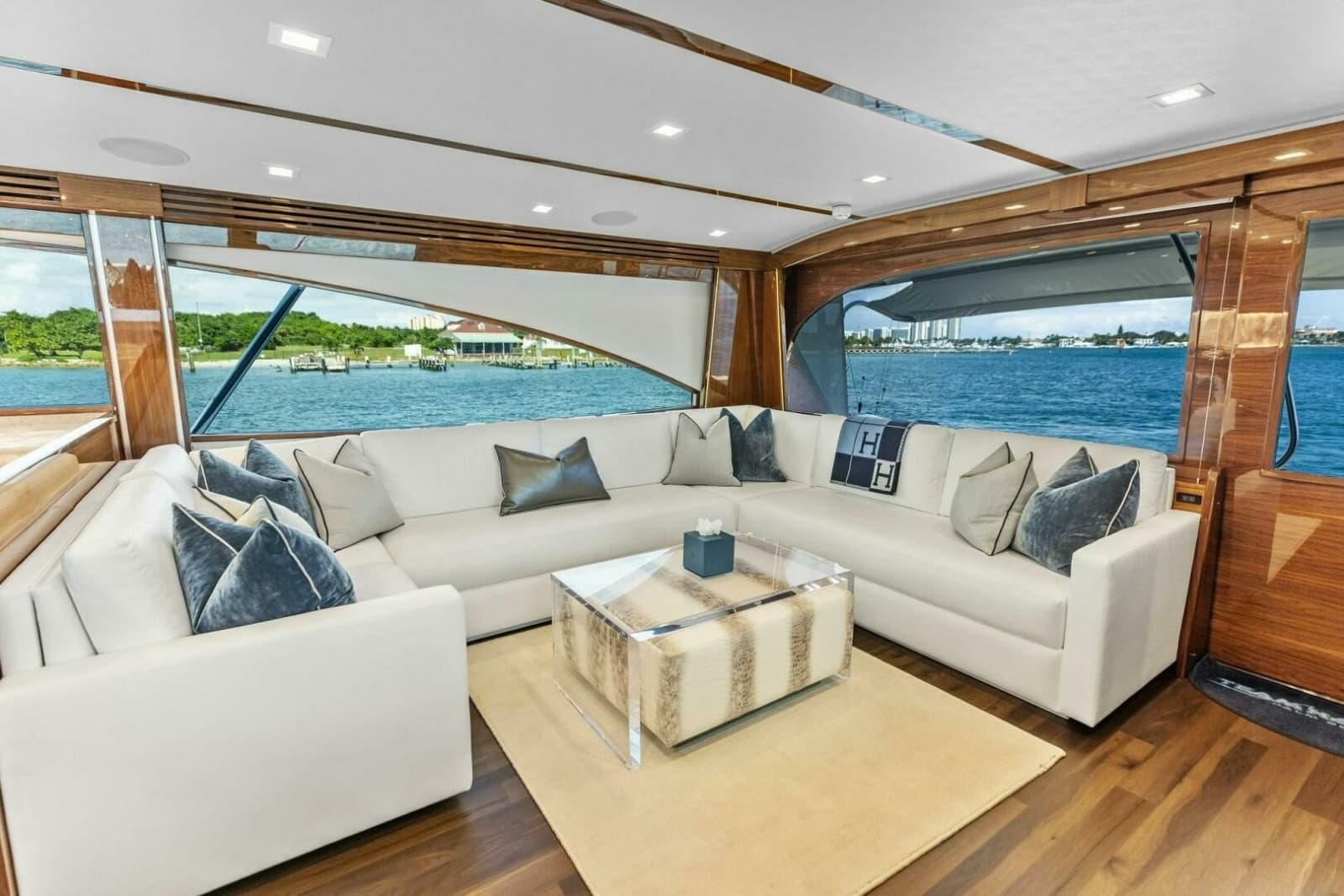 2026 Viking 82 Convertible - Photo 17