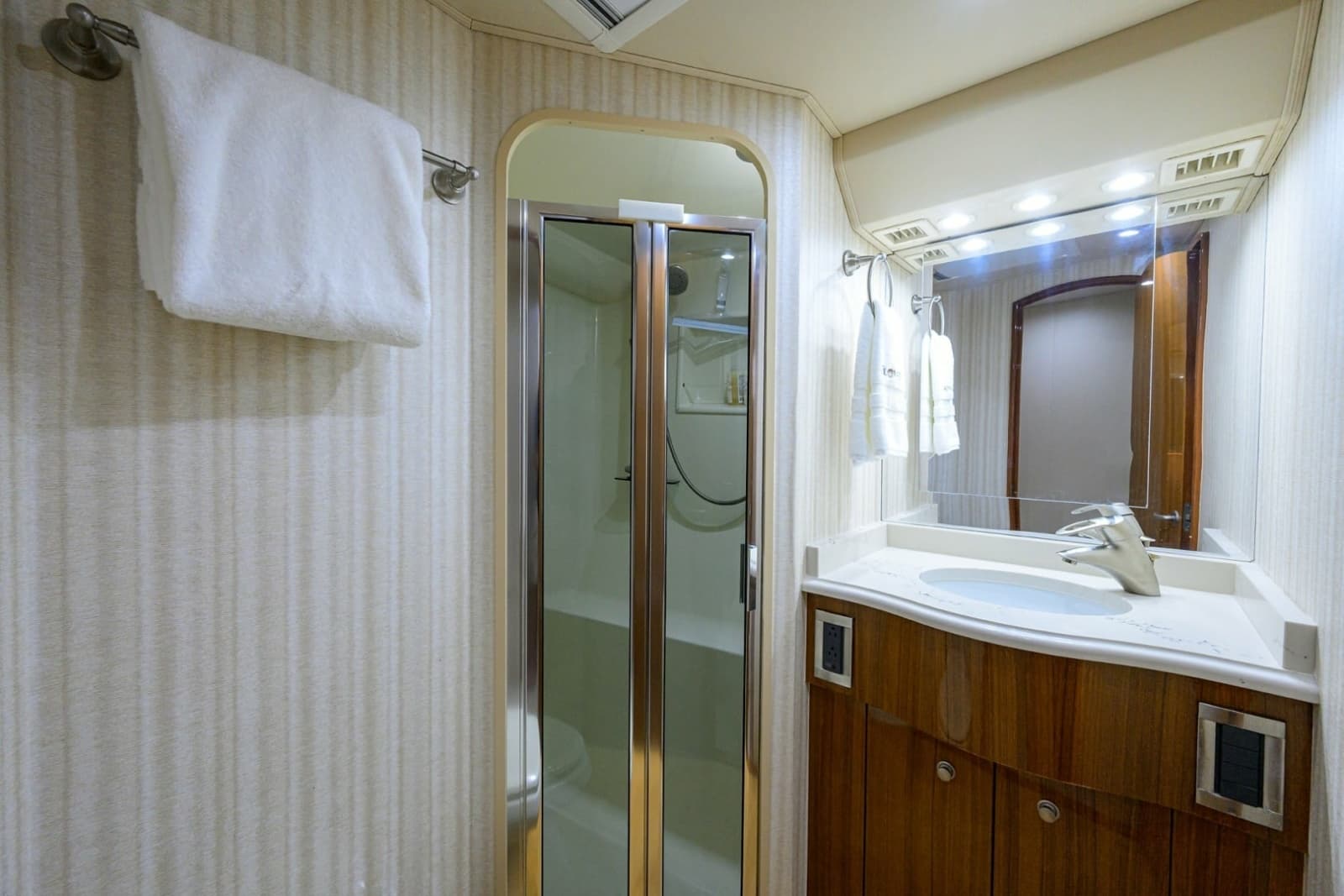 2008 Viking 68 Convertible - Photo 21