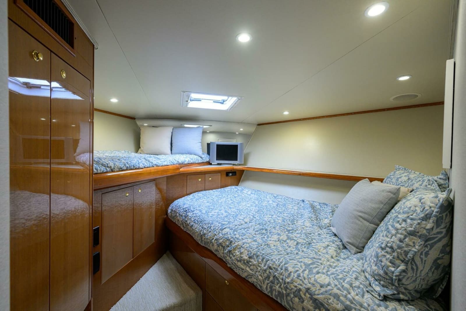2004 Viking 56 Convertible - Photo 56