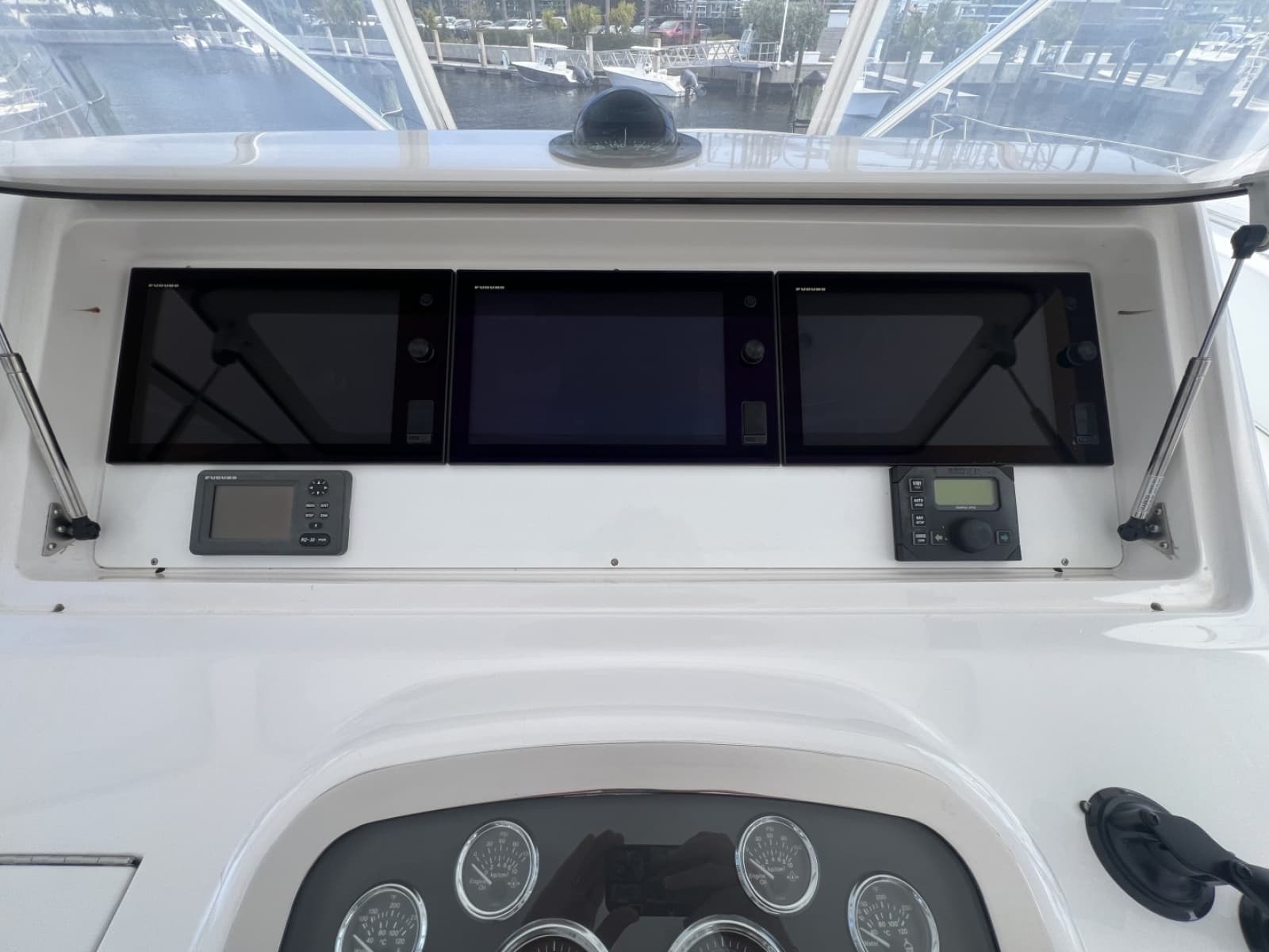 2003 Viking 52 Convertible - Photo 16