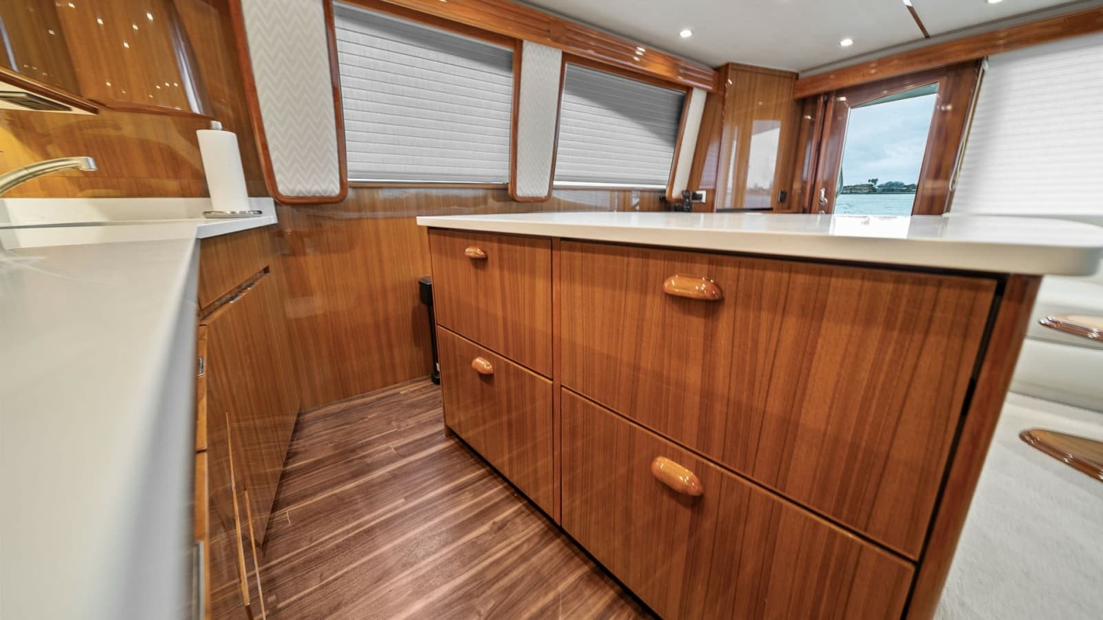 2015 Viking 55 Convertible - Photo 28