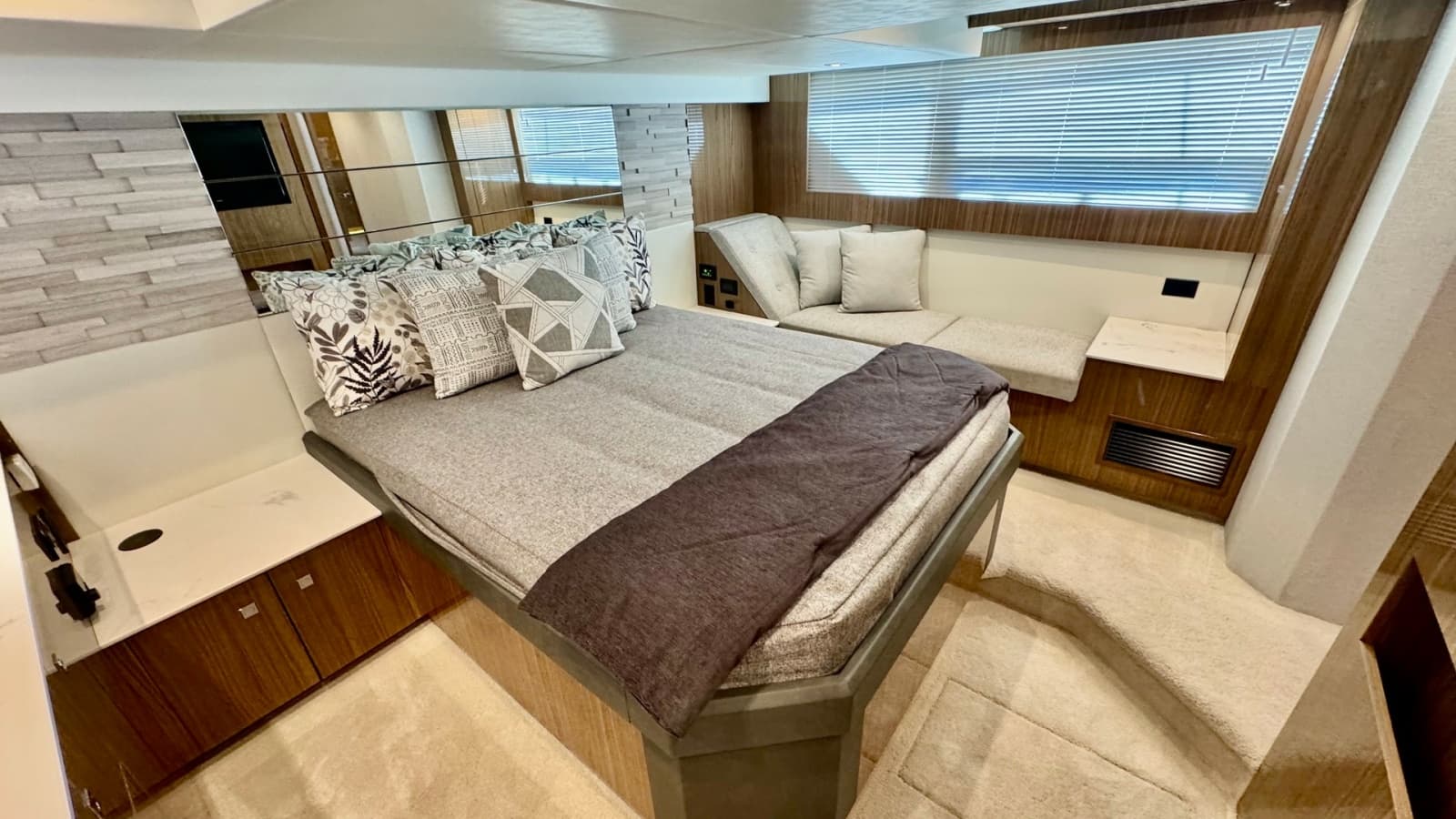 2024 Cruisers Yachts 50 Cantius - Photo 12