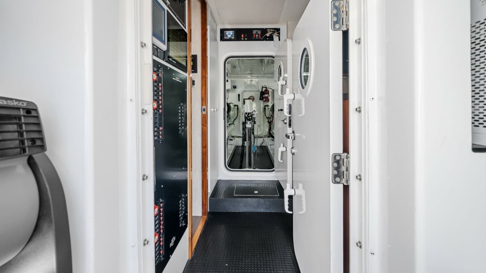 2017 Viking 92 Enclosed Bridge - Photo 58