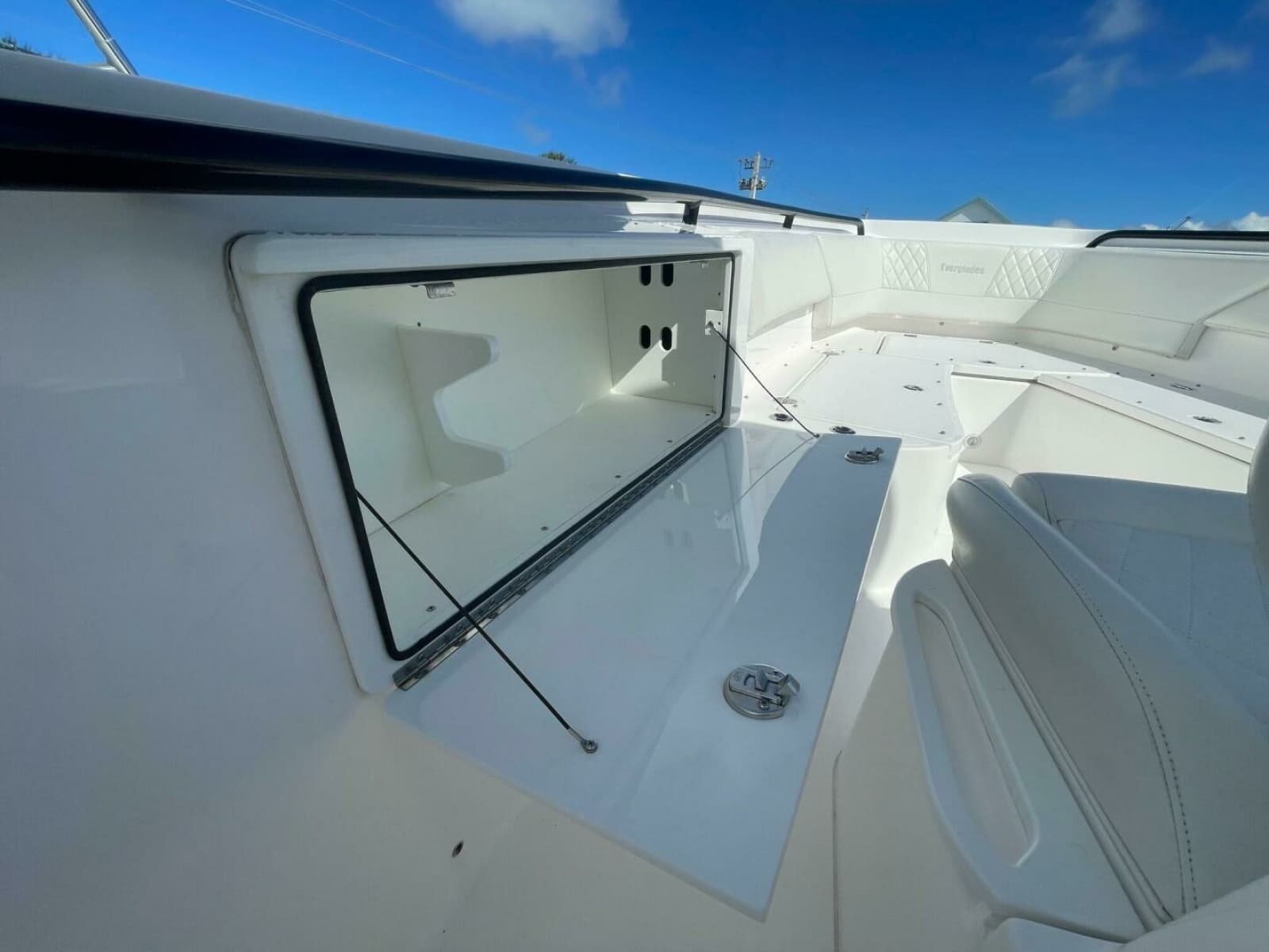 2022 Everglades 335 Center Console - Photo 13