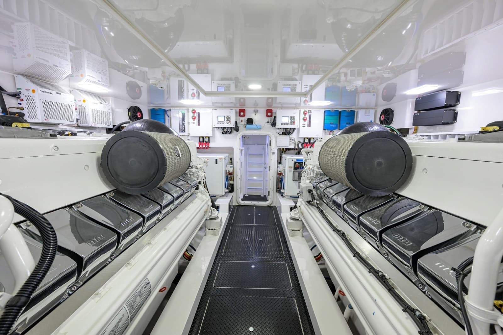 2023 Viking 80 Skybridge - Photo 48