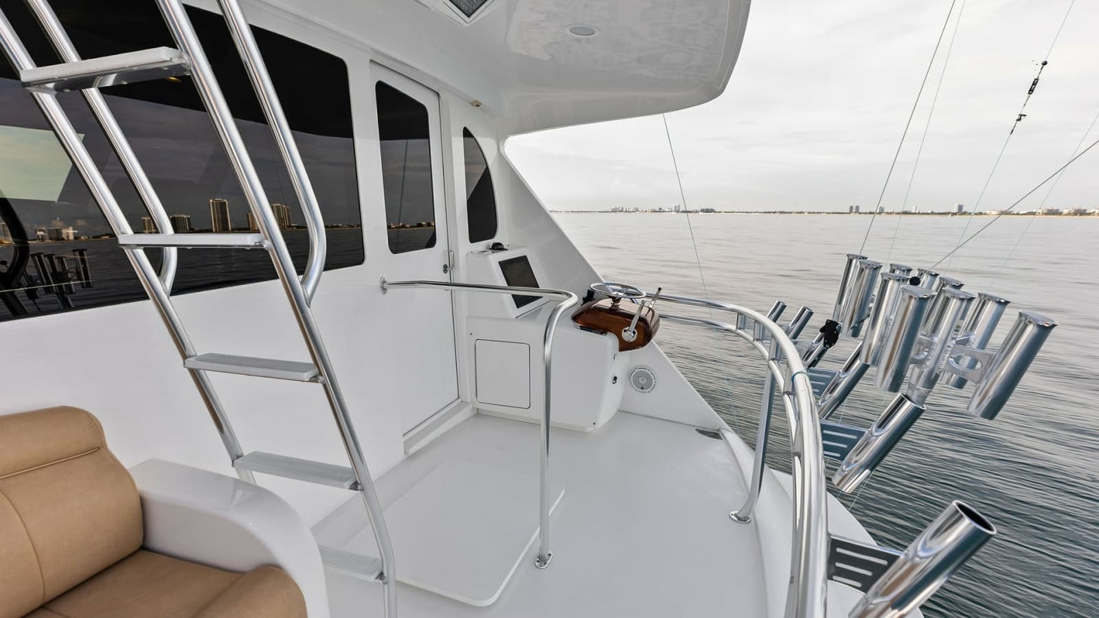 2017 Viking 80 Convertible - Photo 44