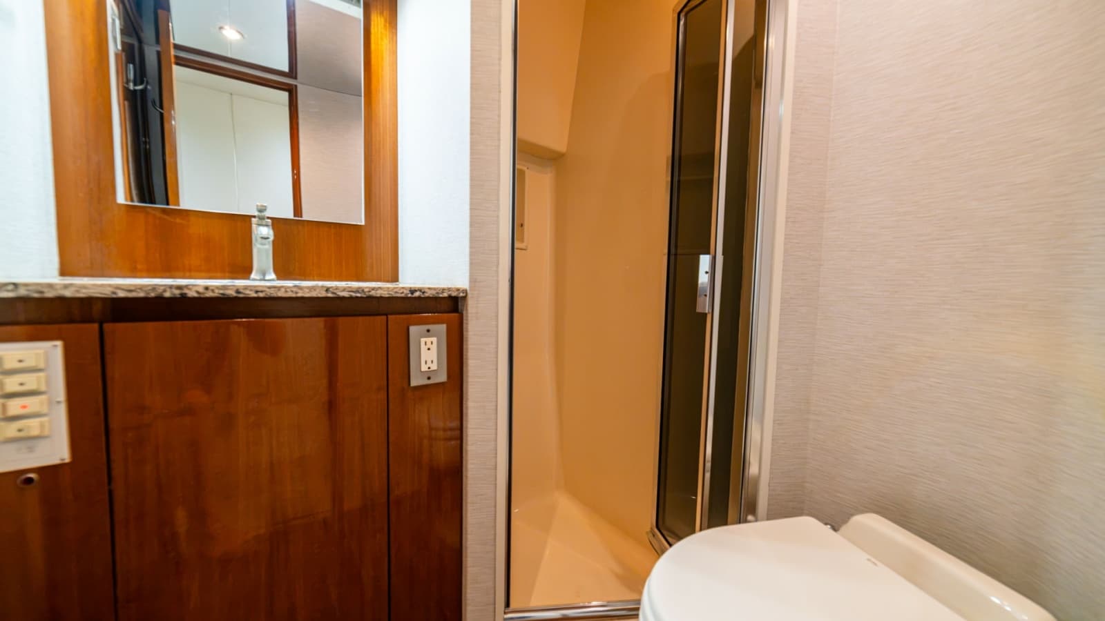 2001 Viking 61 Convertible - Photo 46