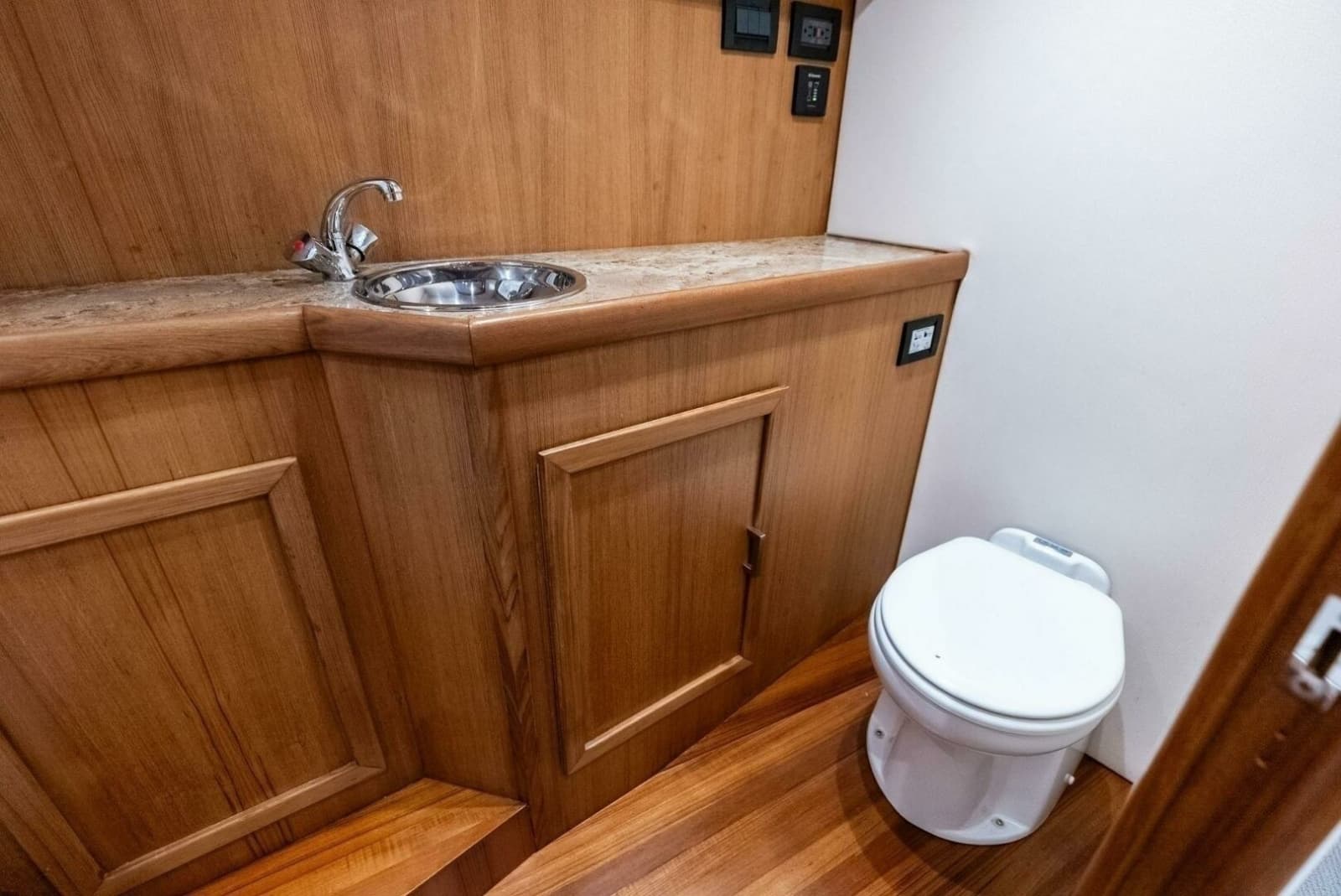 2018 Custom Carolina 35 Express - Photo 37