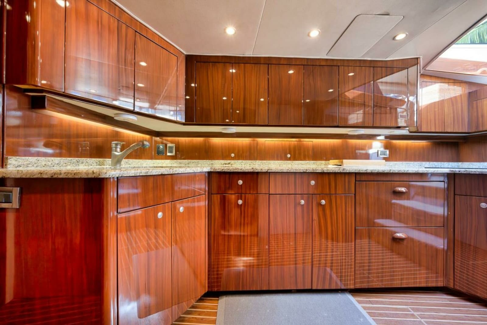 2007 Viking 52 Sport Coupe - Photo 25