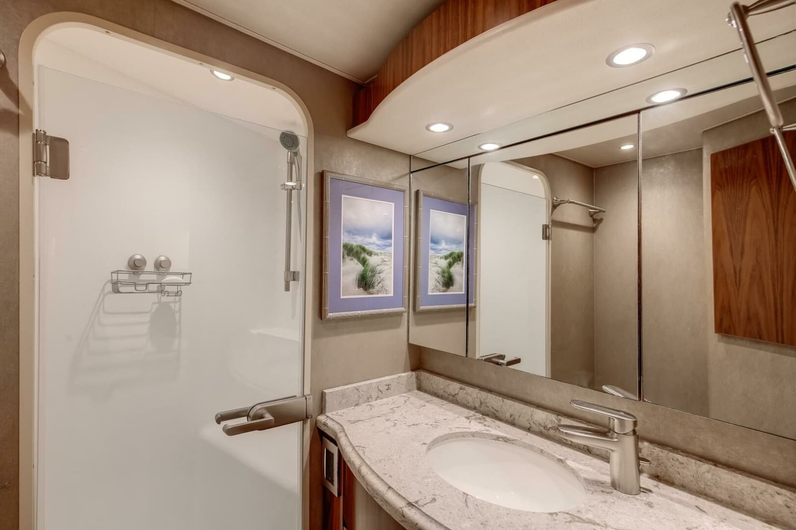 2019 Viking 62 Convertible - Photo 12