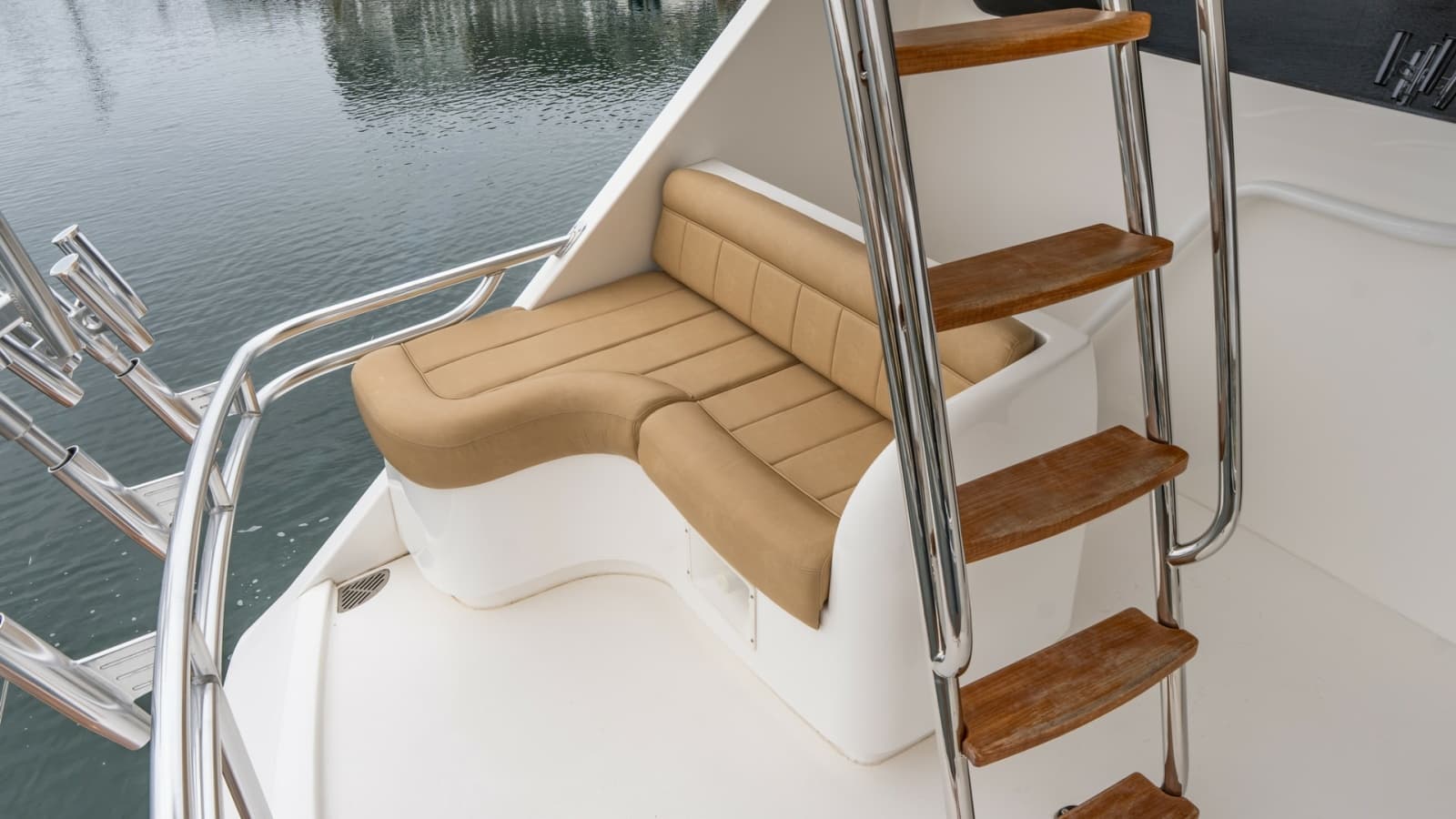 2020 Viking 92 Skybridge - Photo 68