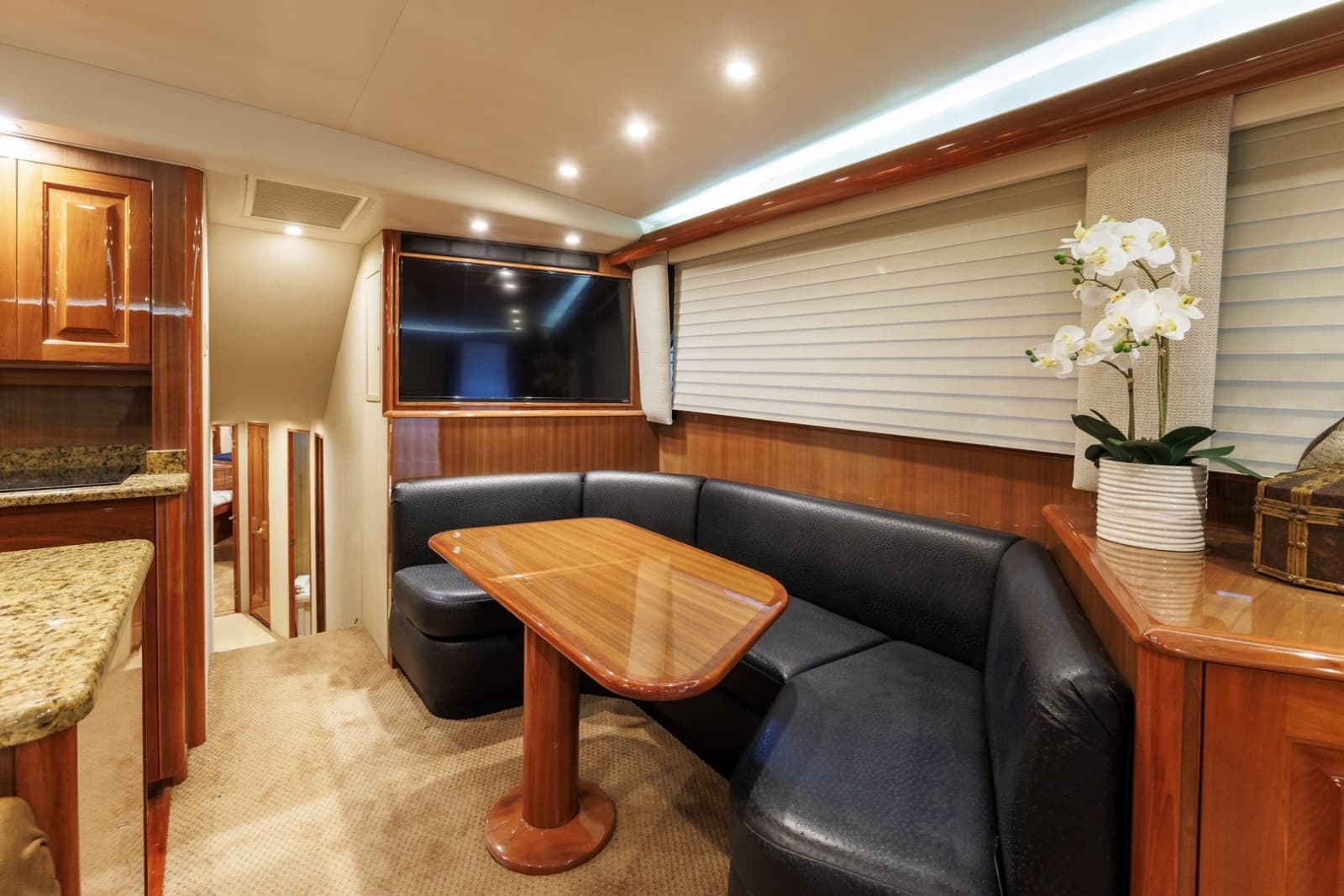 2005 Viking 61 Convertible - Photo 6