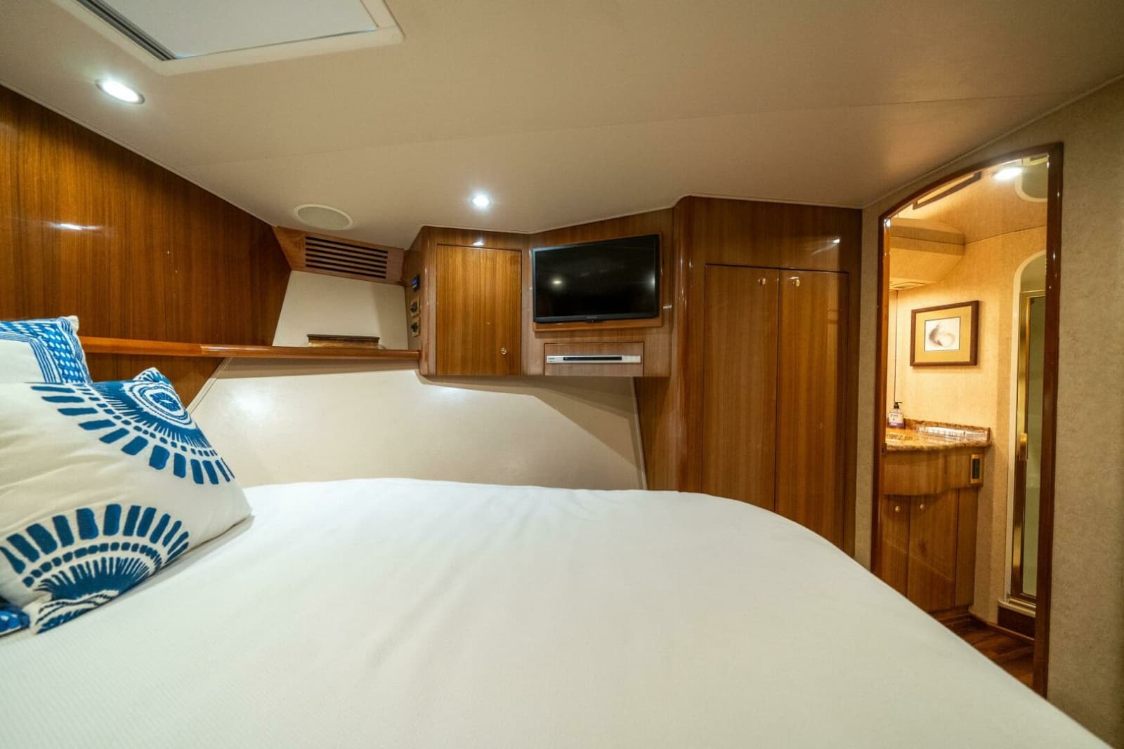 2006 Viking 68 Convertible - Photo 37