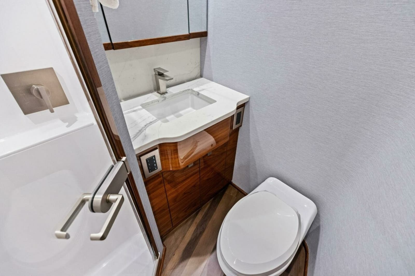 2026 Viking 82 Convertible - Photo 141