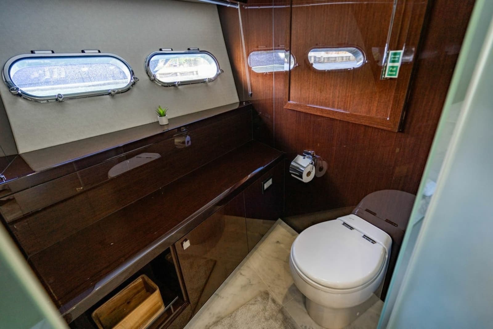 2019 Sunseeker 95 Motor Yacht - Photo 60
