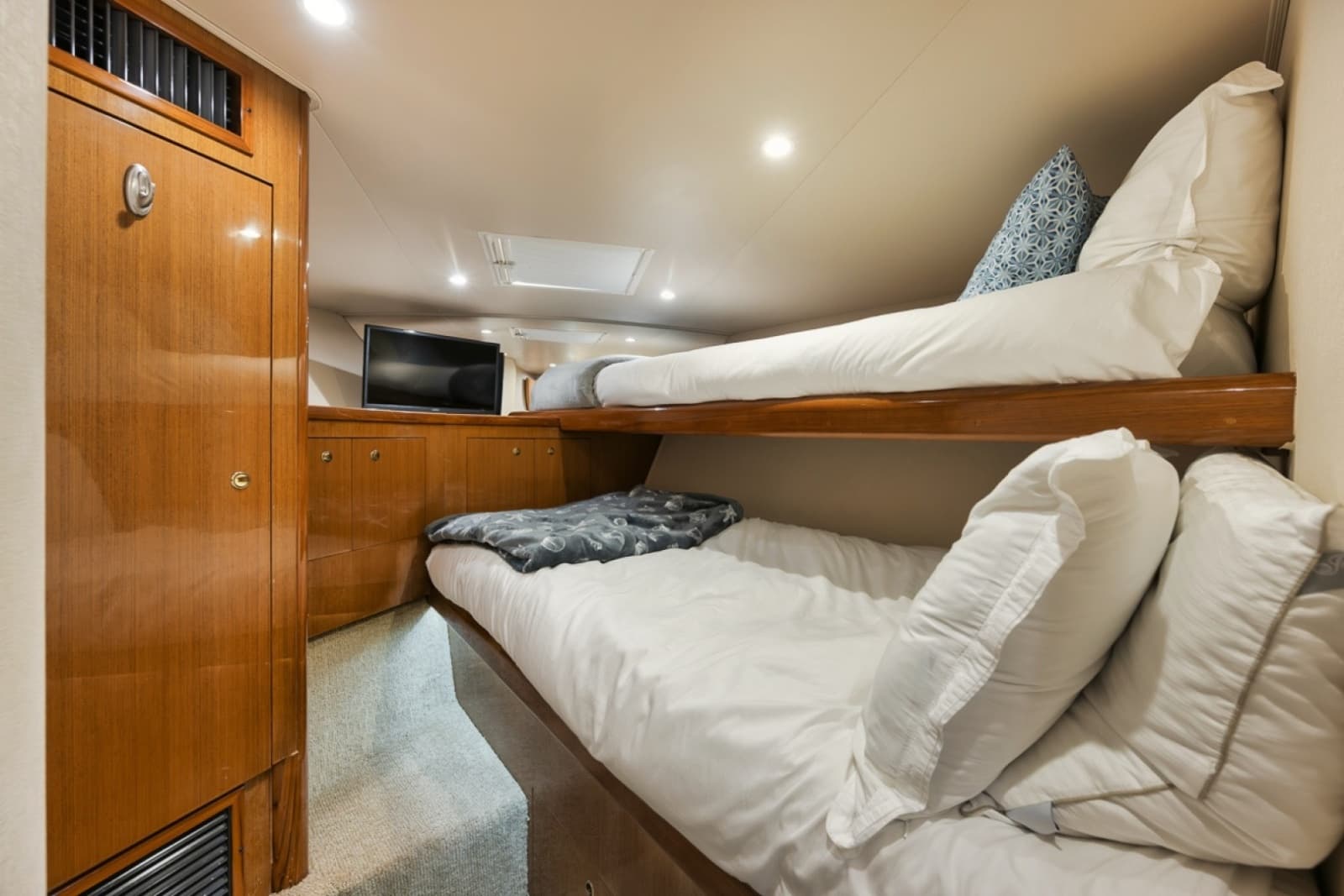 2003 Viking 52 Convertible - Photo 19