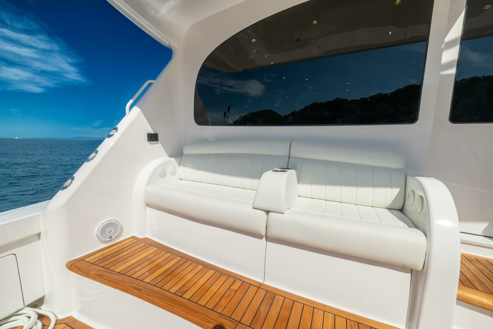 2025 Viking 58 Convertible - Photo 33